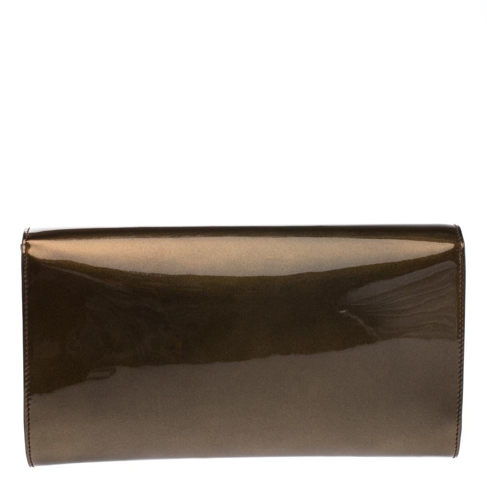 The Belle De Jour clutch by Saint Laurent is a creation that is not only stylish but also exceptionally well-made. It is a design that is simple and sophisticated, just right for the woman who embodies class in a modern way. Meticulously crafted