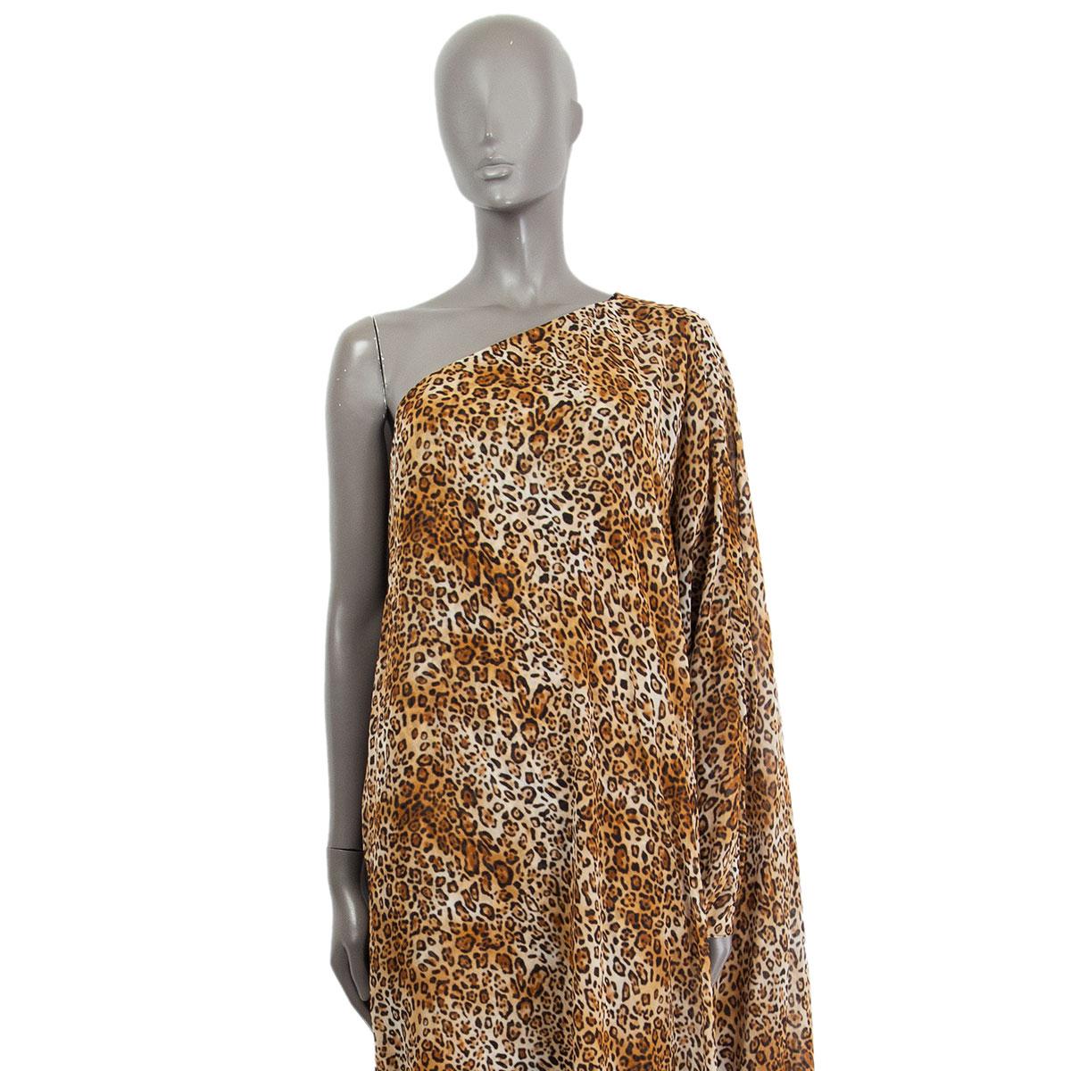 Saint Laurent leopard print one-shoulder kaftan in black, brown, beige and off-white silk (100%). Closes on the side with a concealed zipper. Lined in silk (100%). Has been worn and is in excellent condition. 

Tag Size 42
Size L
Bust 90cm