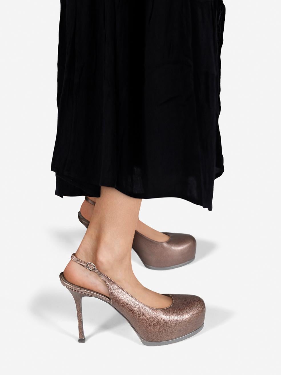 CONDIZIONE: molto buona. I tacchi presentano un'usura minima. Elastico allentato su entrambe le cavigliere. Abrasioni su entrambe le punte, su entrambi i tacchi e su entrambi i lati della scarpa destra su questo articolo usato di rivendita di Saint