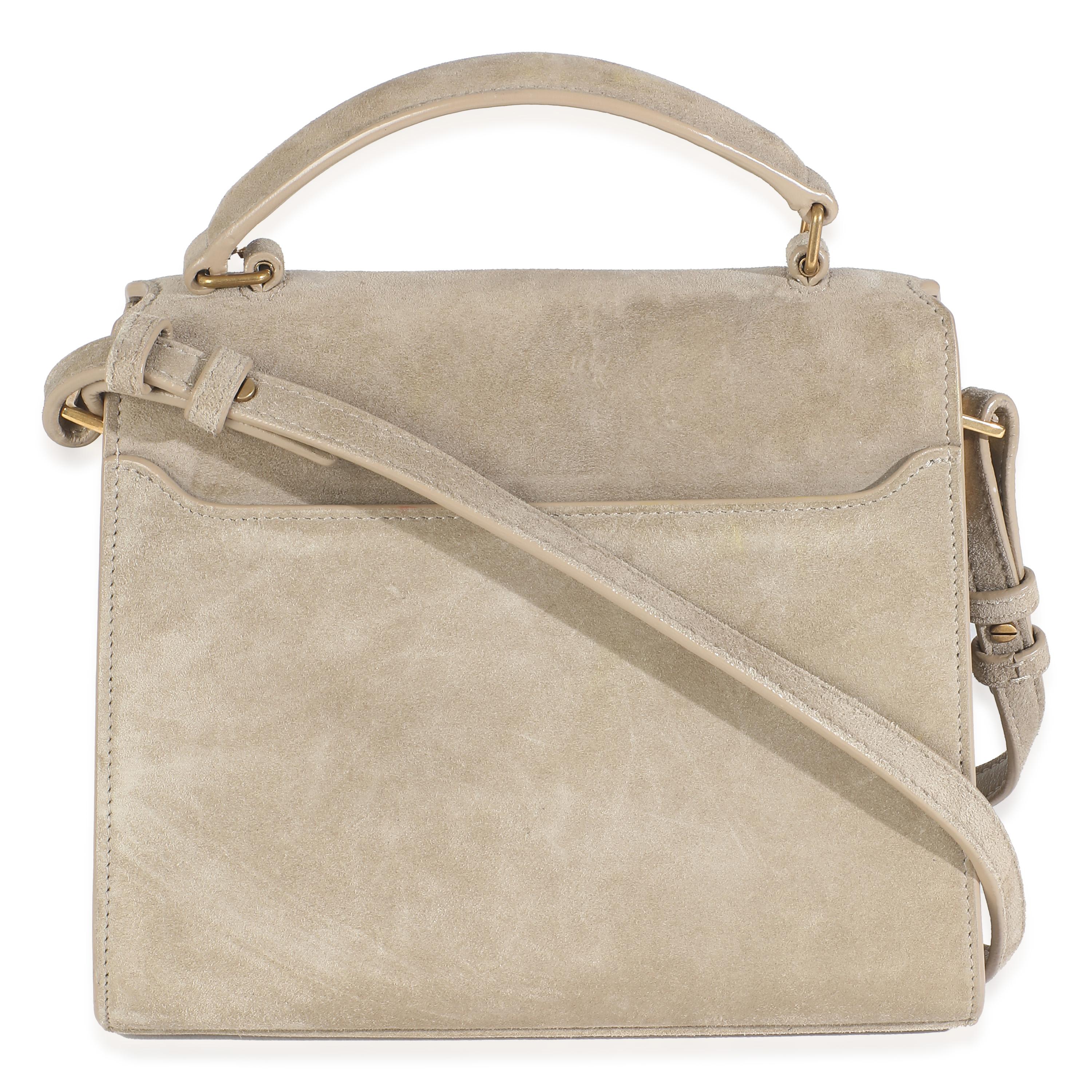 Título del listado: Saint Laurent Cassandra Top Handle de ante marrón
SKU: 146294
Estado: Seminuevo 
Estado del bolso: Muy bueno
Comentarios sobre el estado: El artículo está en muy buen estado, con pequeños signos de desgaste.  Ligeras marcas y