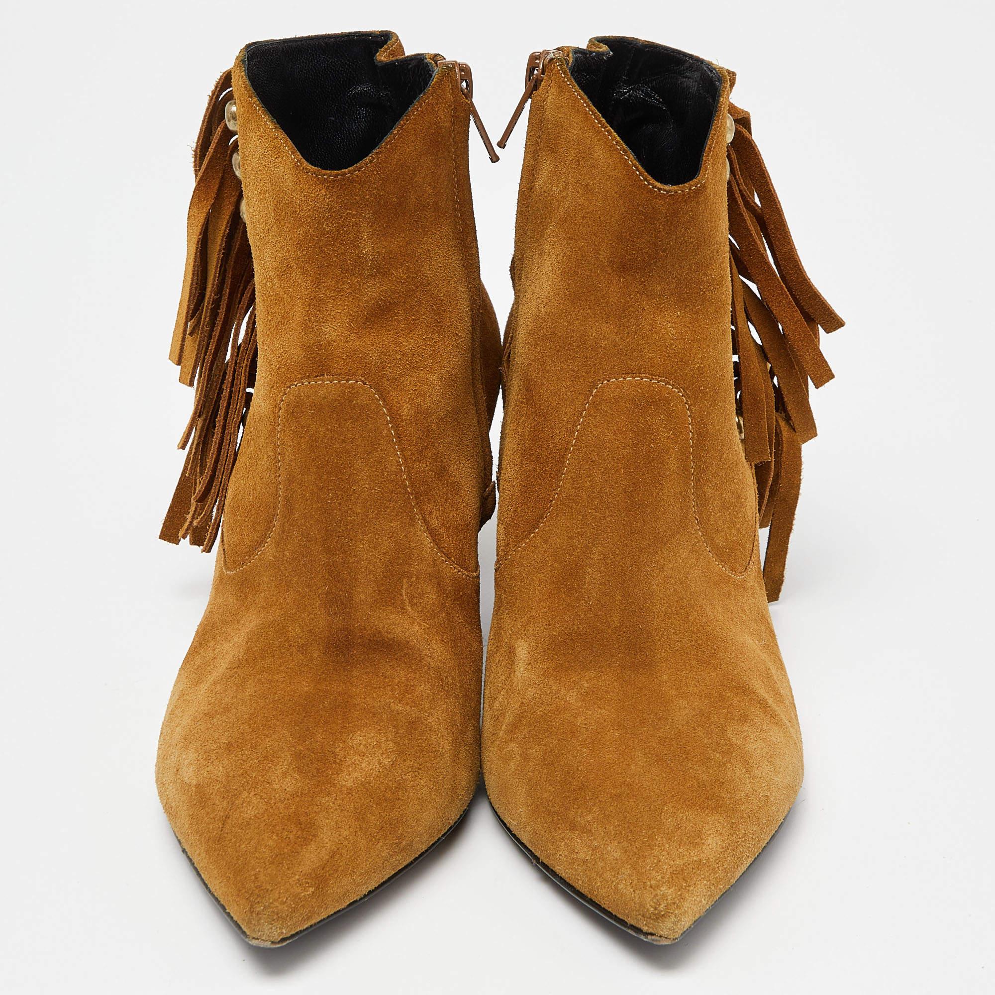 Stiefel sind ein unverzichtbarer Bestandteil Ihrer Garderobe, und diese aus hochwertigen Materialien gefertigten Stiefel sind eine gute Wahl. Dieses Paar mit den robusten Sohlen bietet das Beste an Komfort und Stil und passt hervorragend zu Skinny