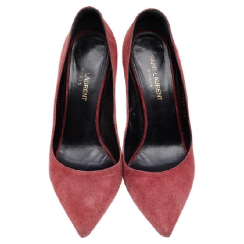 Ci sono scarpe che resistono alla prova del tempo e dei cicli della moda: queste intramontabili décolleté di Saint Laurent sono quelle giuste. Realizzate in pelle in una tonalità marrone, sono caratterizzate da un taglio elegante, punta e tacco