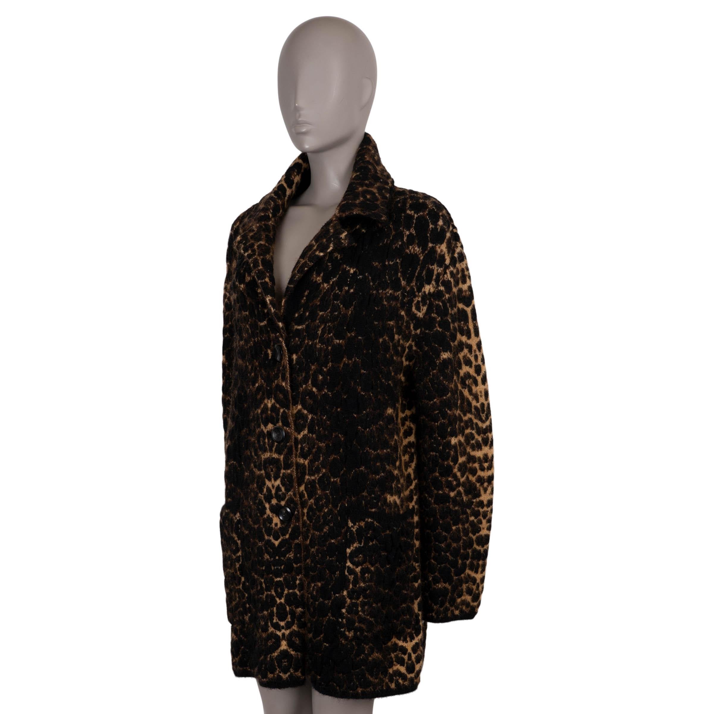 Dieser 100% authentische Saint Laurent-Strickmantel aus hell- und dunkelbraunem Leoparden-Jacquard aus Wolle (73%), Mohair (15%), Polyamid (11%) und Elastan (1%) ist ein gewagtes Statement in der Oberbekleidung. Das Modell in Cocoon-Silhouette mit