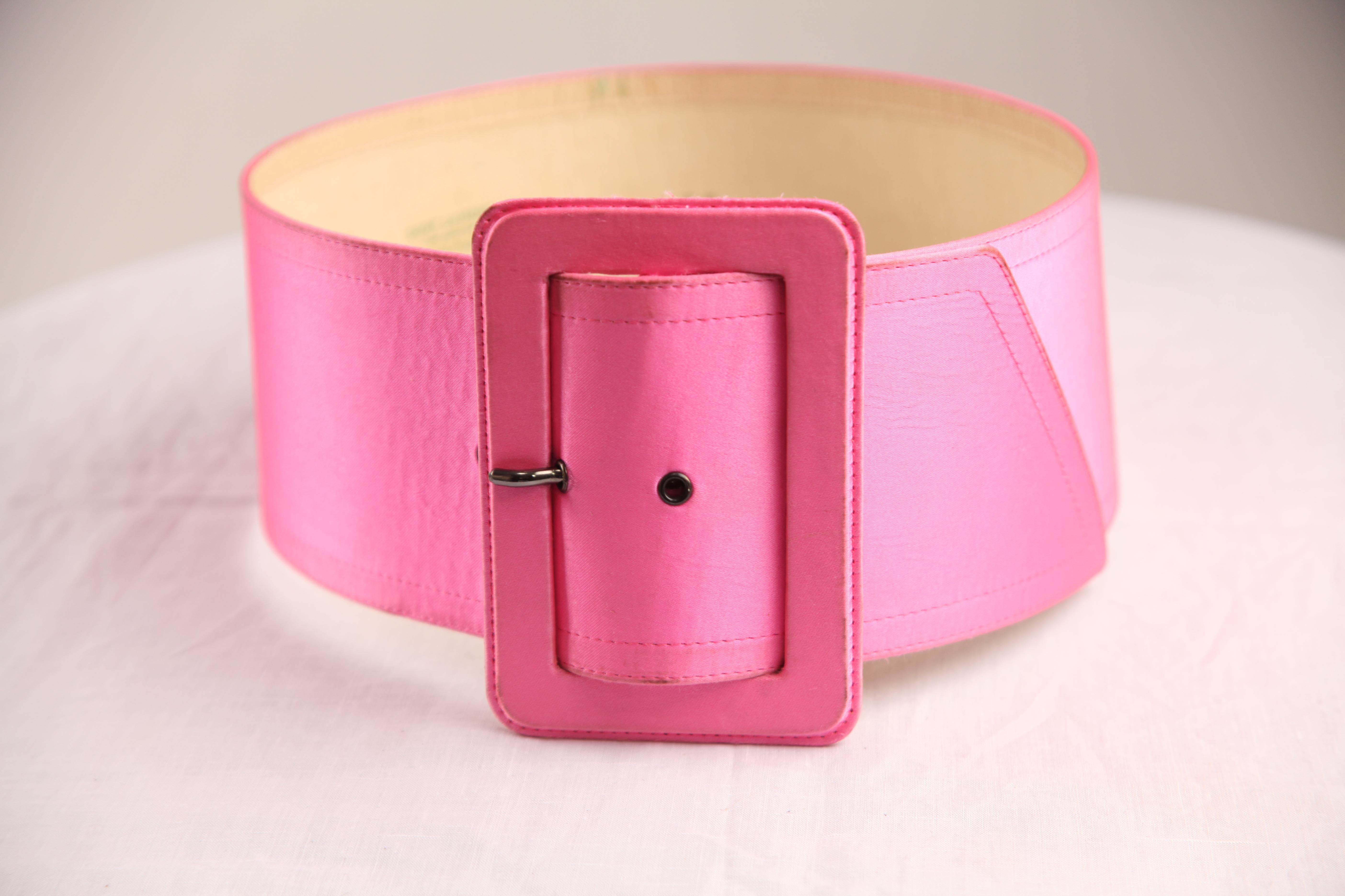 Cintura larga in seta rosa bubblegum di Saint Laurent 