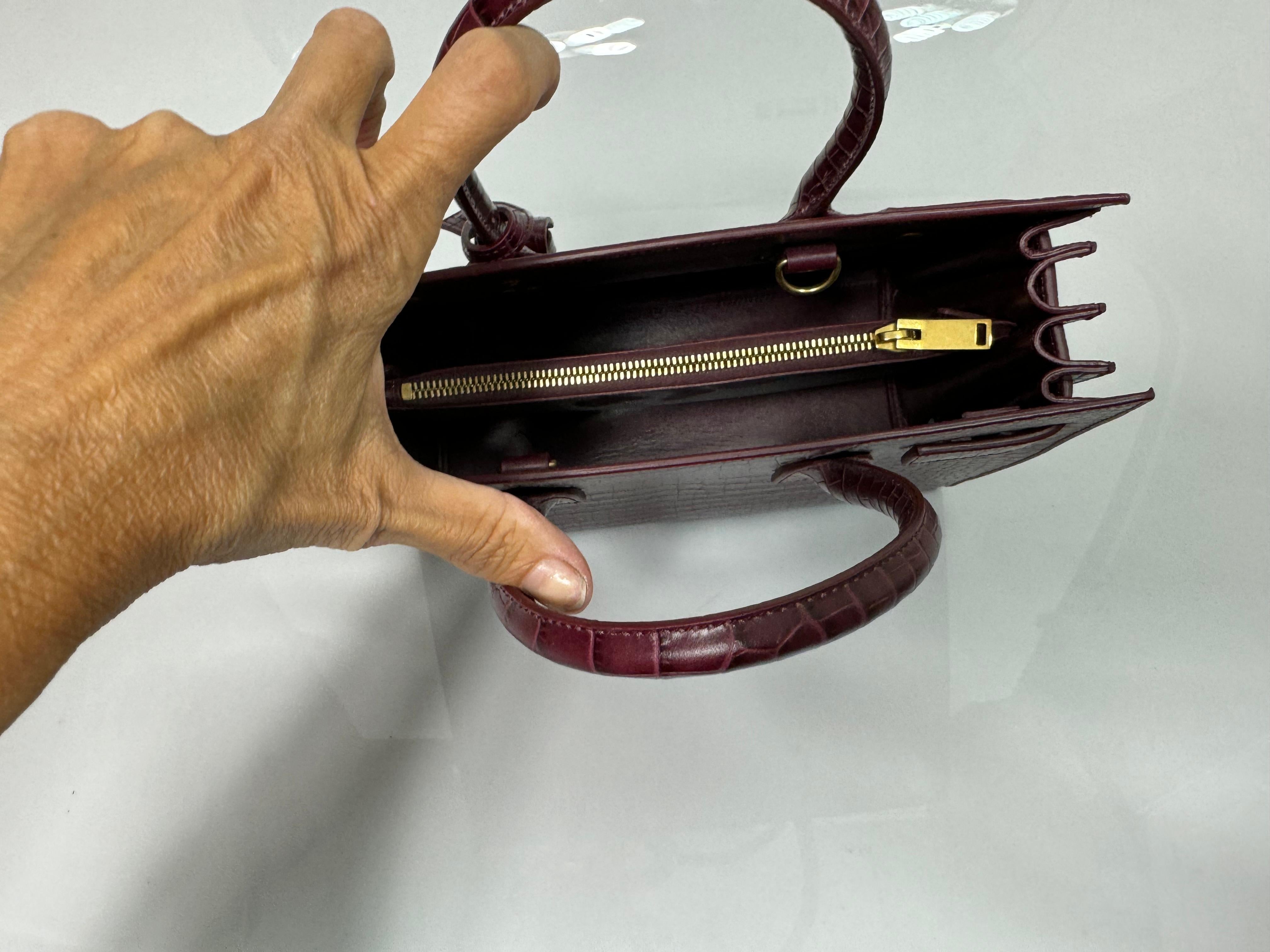 Saint Laurent Burgunderfarbenes, Krokodilleder geprägtes Baby Sac de Jour - Neu, nie geschnitzt 4