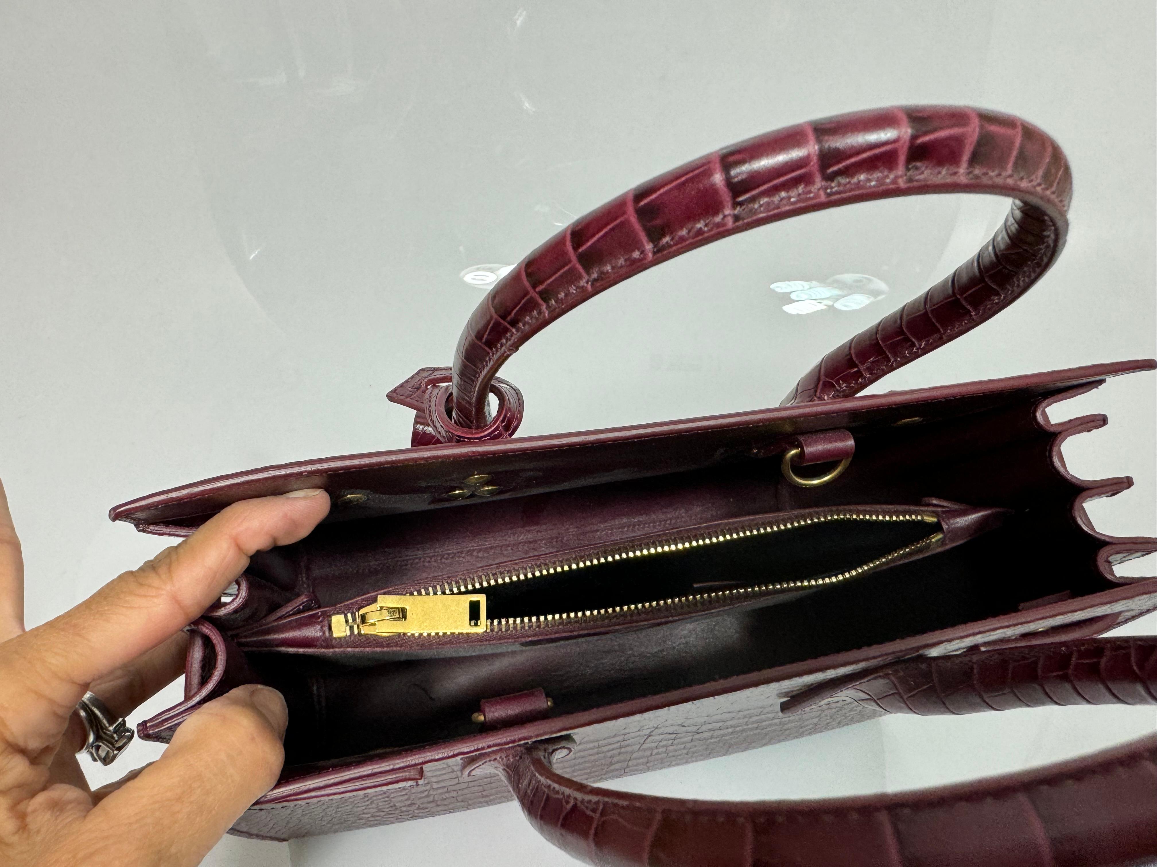 Saint Laurent Burgunderfarbenes, Krokodilleder geprägtes Baby Sac de Jour - Neu, nie geschnitzt 5