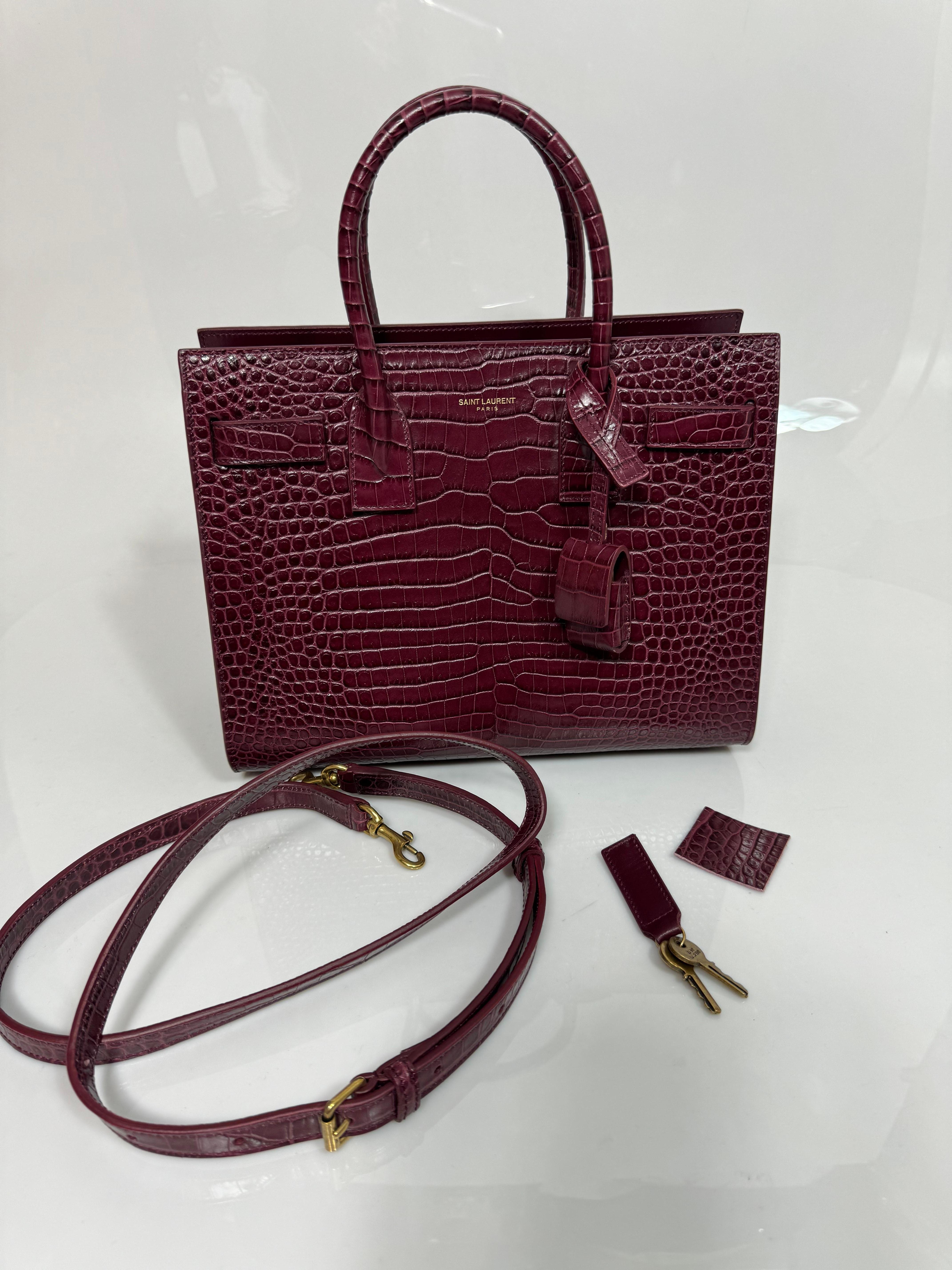Saint Laurent Burgunderfarbenes, Krokodilleder geprägtes Baby Sac de Jour - Neu, nie geschnitzt 6