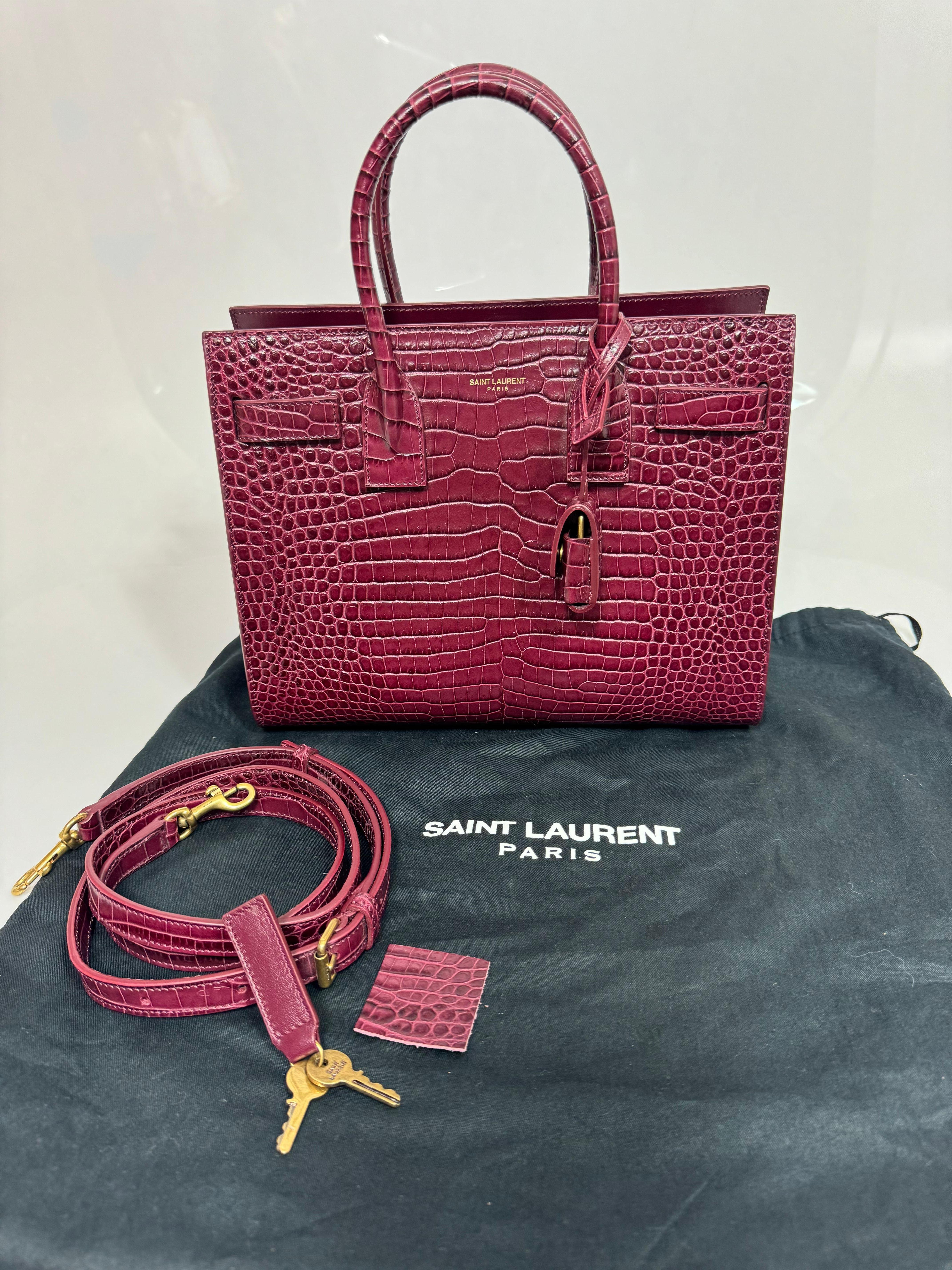 Saint Laurent Burgunderfarbenes, Krokodilleder geprägtes Baby Sac de Jour - Neu, nie geschnitzt 7