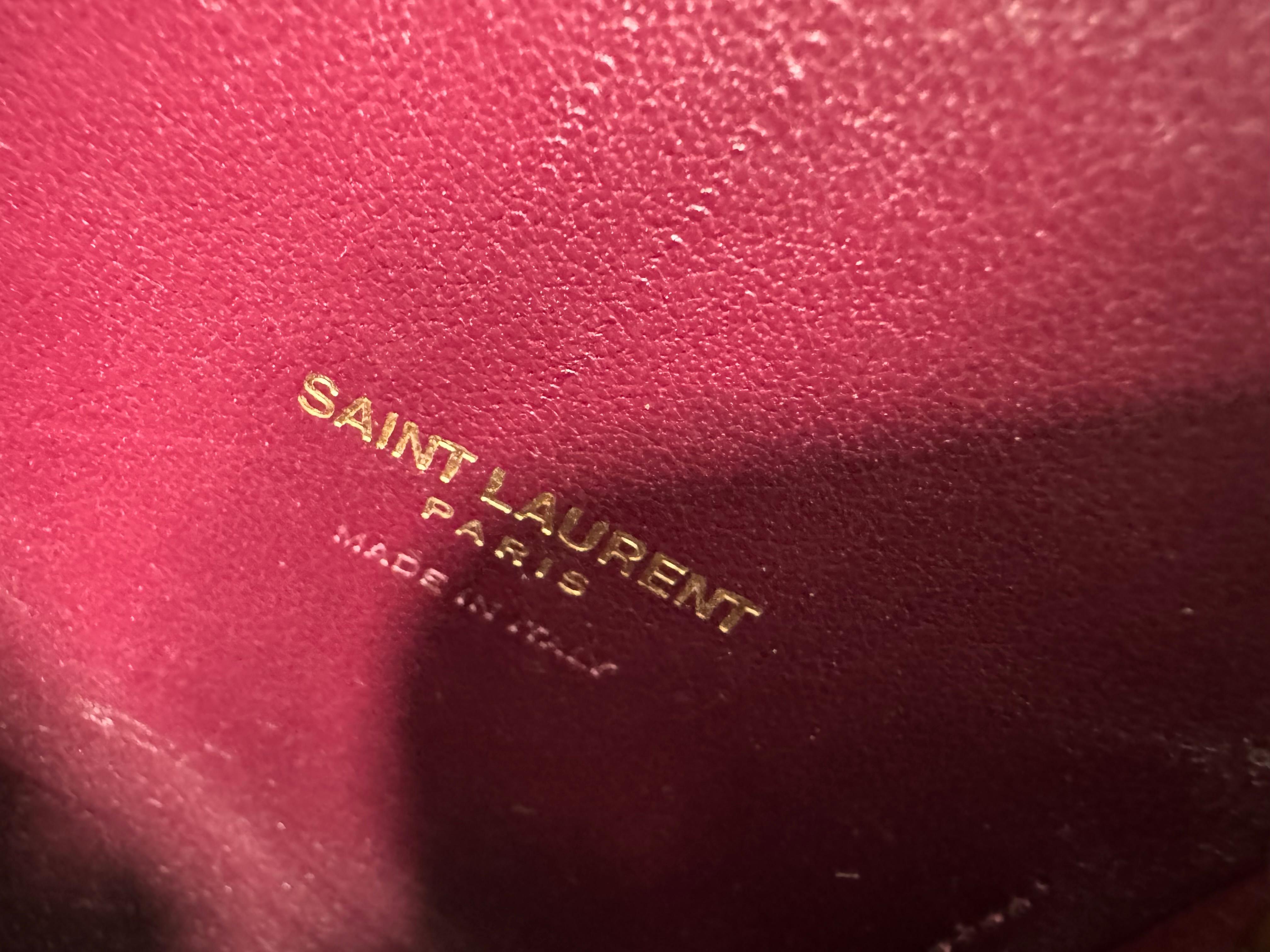 Saint Laurent Burgunderfarbenes, Krokodilleder geprägtes Baby Sac de Jour - Neu, nie geschnitzt 8