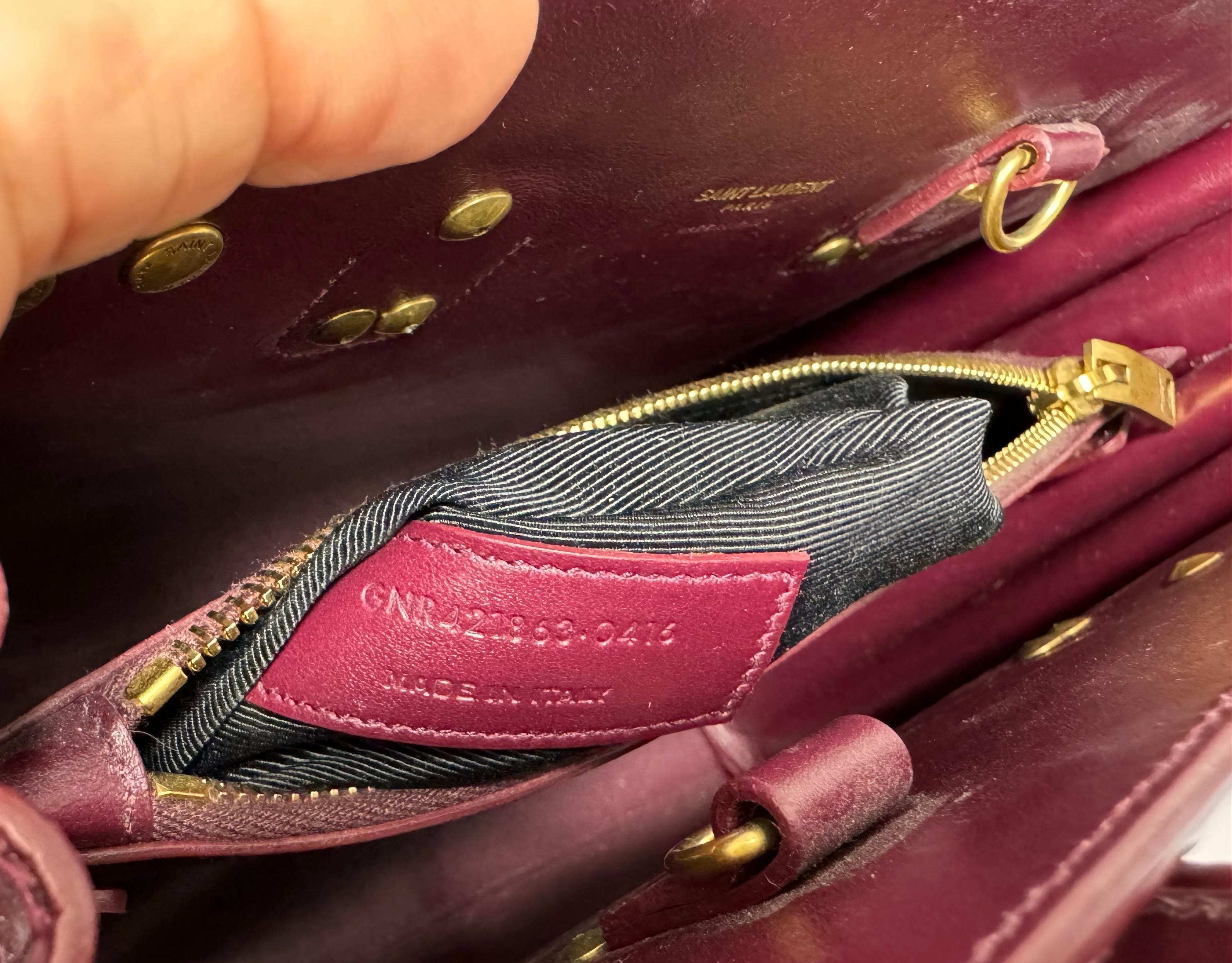 Saint Laurent Burgunderfarbenes, Krokodilleder geprägtes Baby Sac de Jour - Neu, nie geschnitzt 9