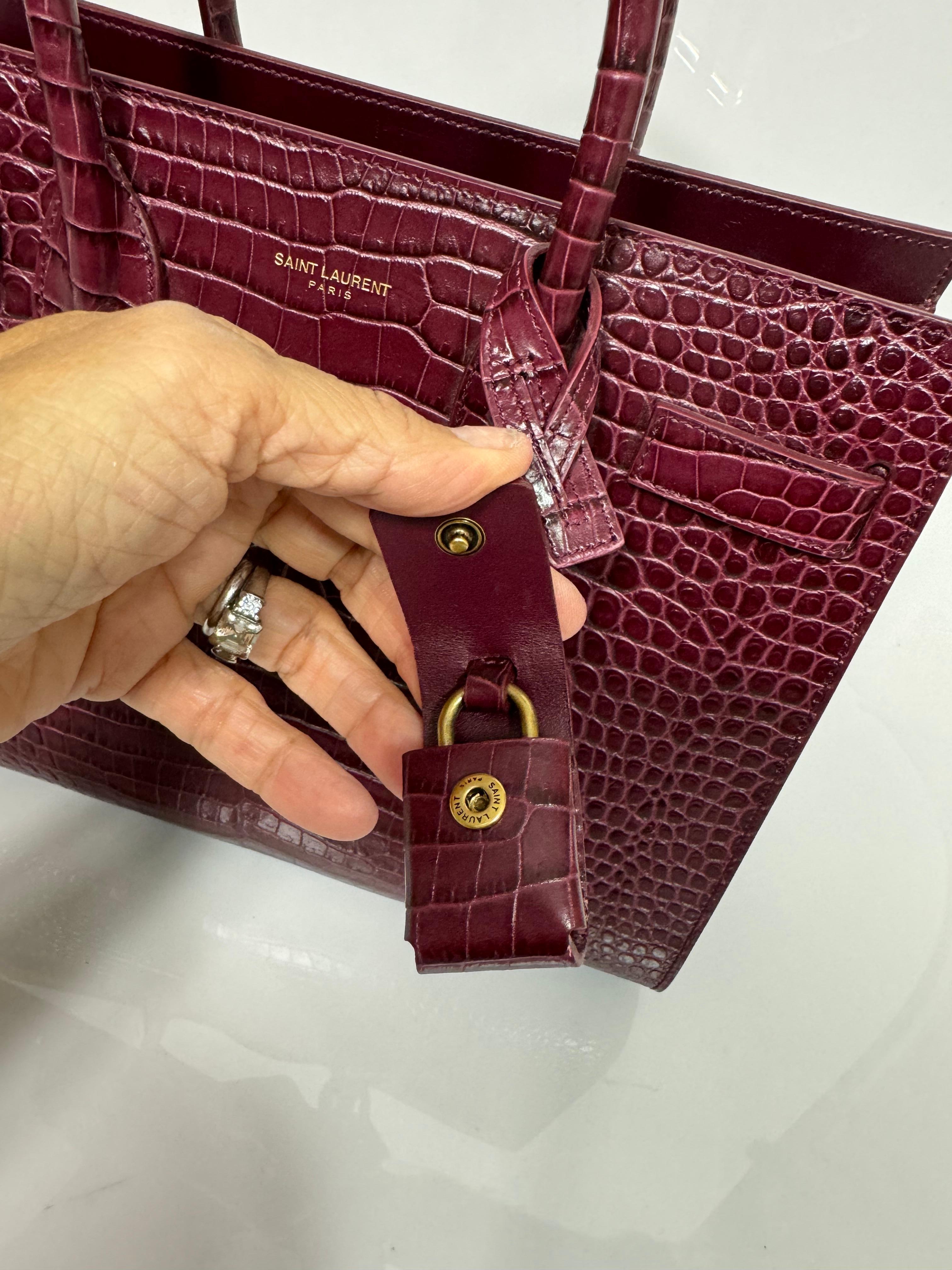 Saint Laurent Burgunderfarbenes, Krokodilleder geprägtes Baby Sac de Jour - Neu, nie geschnitzt (Schwarz)