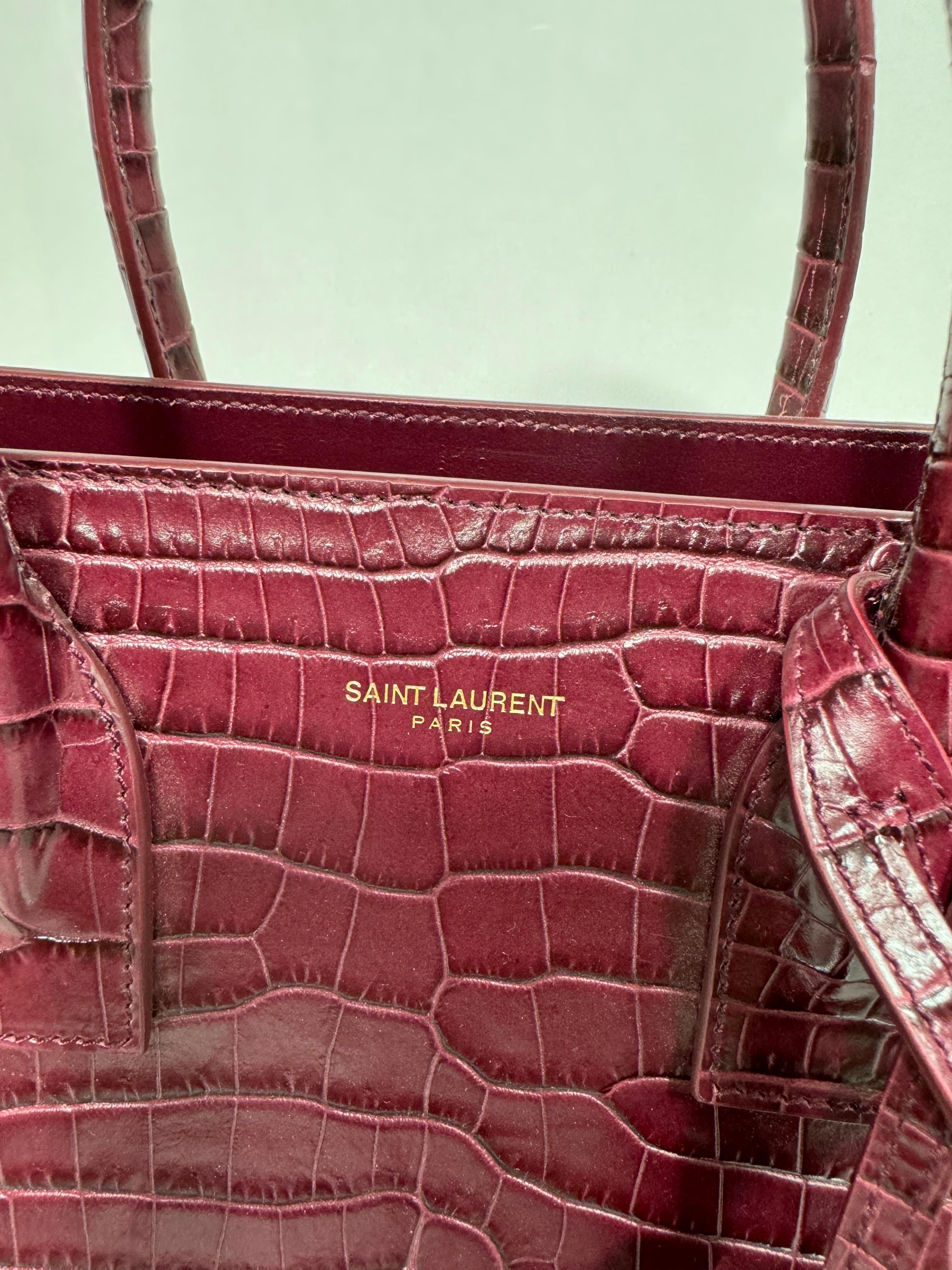 Saint Laurent Burgunderfarbenes, Krokodilleder geprägtes Baby Sac de Jour - Neu, nie geschnitzt im Zustand „Neu“ in West Palm Beach, FL