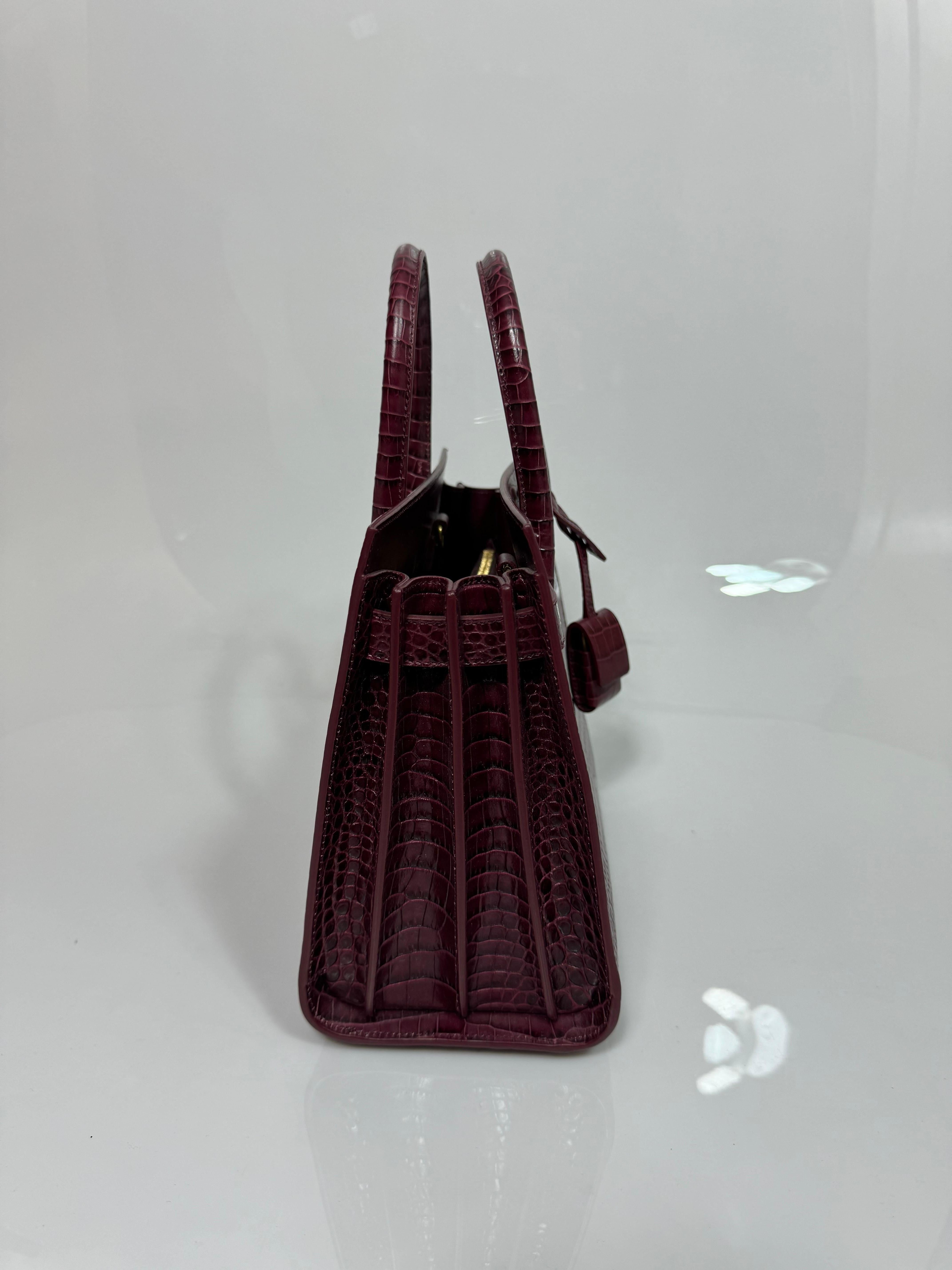 Saint Laurent Burgunderfarbenes, Krokodilleder geprägtes Baby Sac de Jour - Neu, nie geschnitzt für Damen oder Herren