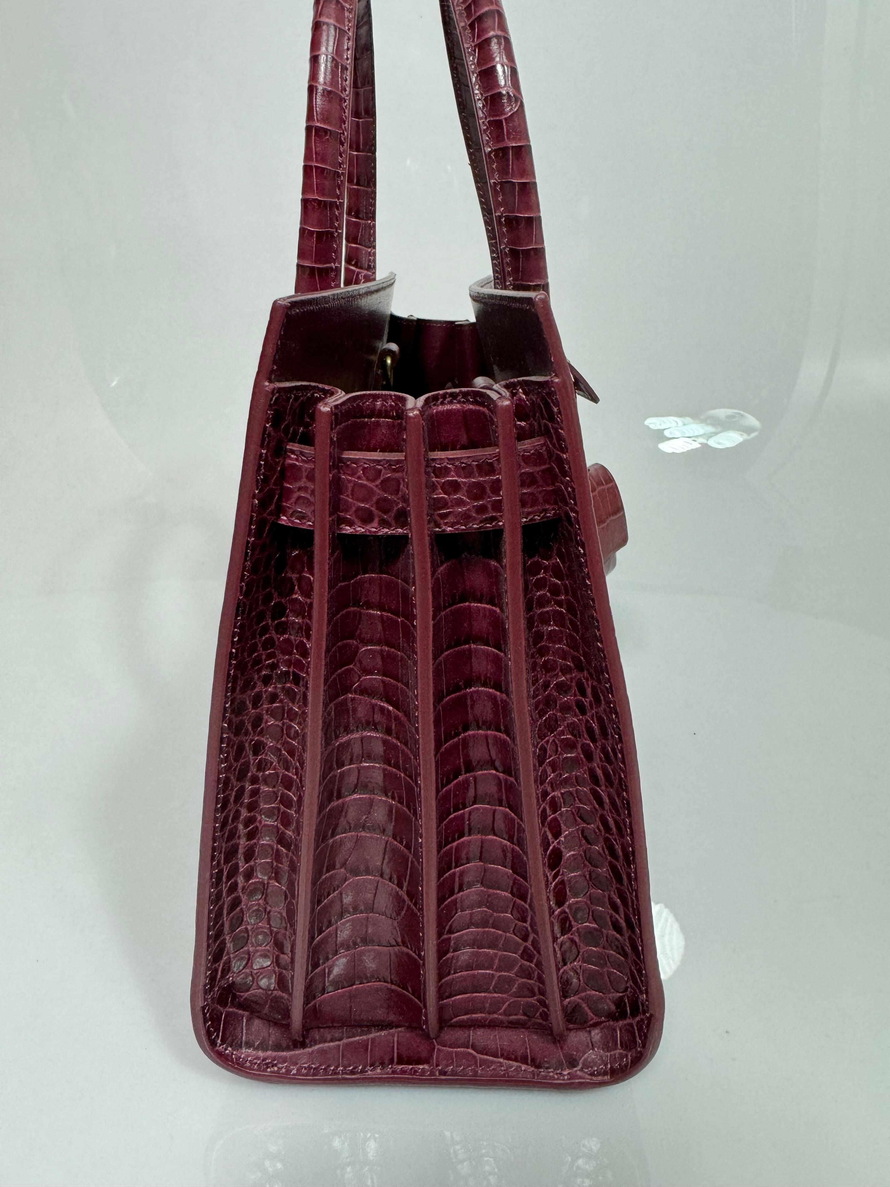 Saint Laurent Burgunderfarbenes, Krokodilleder geprägtes Baby Sac de Jour - Neu, nie geschnitzt 1