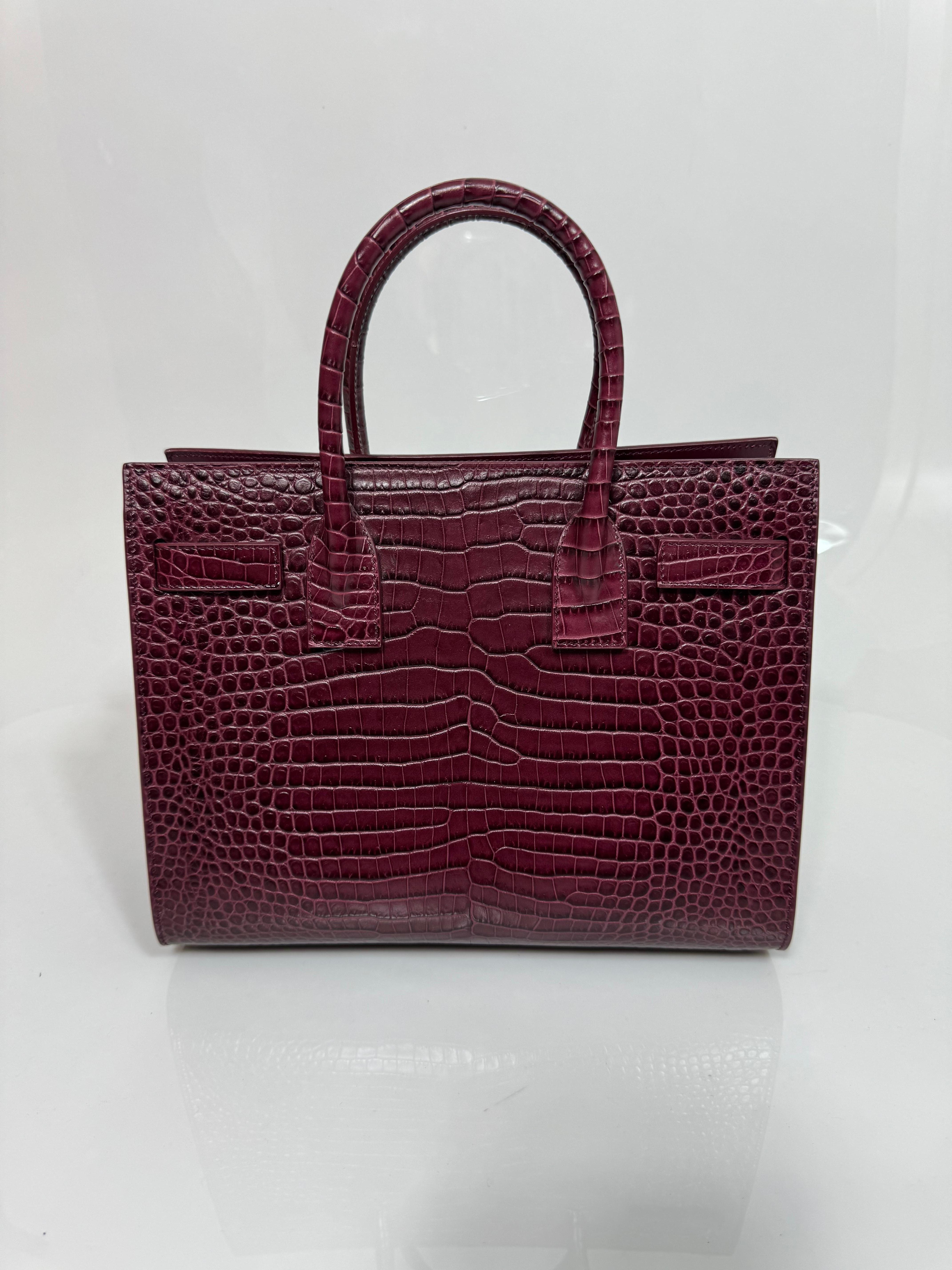 Saint Laurent Burgunderfarbenes, Krokodilleder geprägtes Baby Sac de Jour - Neu, nie geschnitzt 2