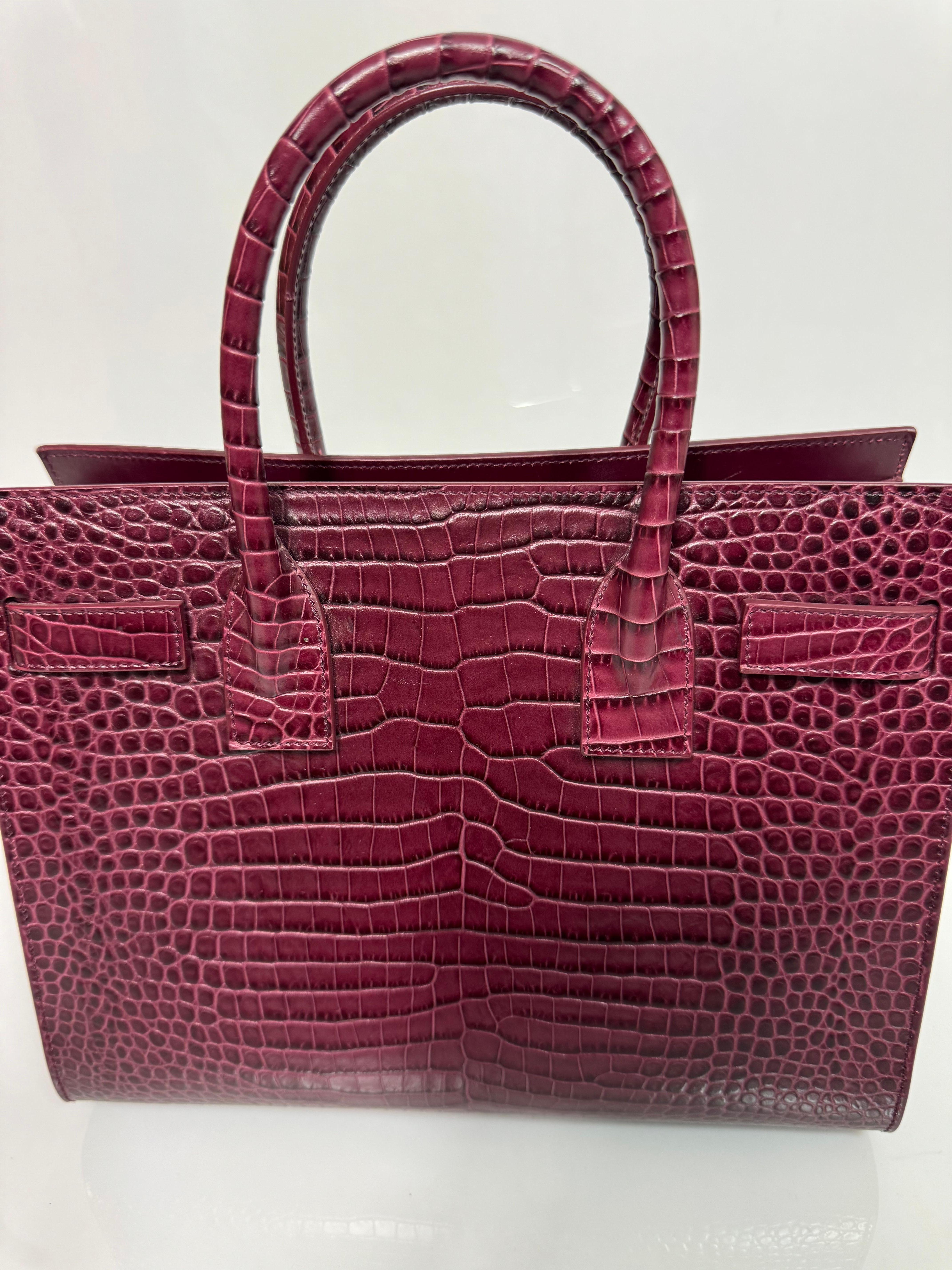 Saint Laurent Burgunderfarbenes, Krokodilleder geprägtes Baby Sac de Jour - Neu, nie geschnitzt 3
