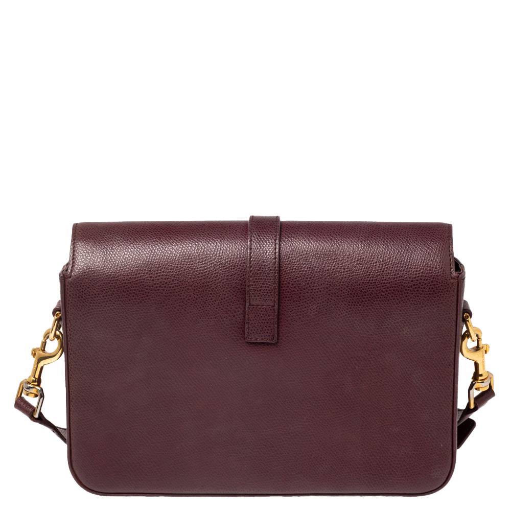 High in appeal, this Universite shoulder bag from Saint Laurent has been created to add to your elegant style. Crafted from smooth leather, the piece features a flap that leads to a fabric interior for storing your essentials. The bag is complete