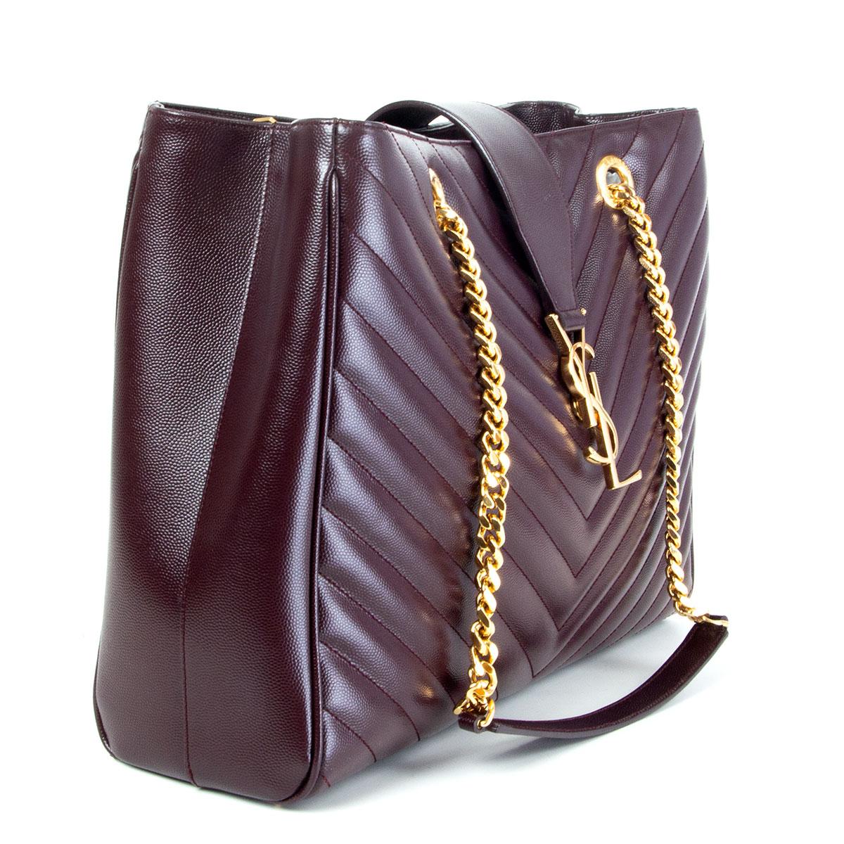 authentische Saint Laurent 'Monogram Shopping Large' Tasche aus burgunderfarbenem Grain de Poudre Kalbsleder mit Chevron-Steppung und goldfarbener Hardware. Mit YSL-Logo-Schnallenverschluss und zwei Schulterriemen aus Metallketten und Leder. Das