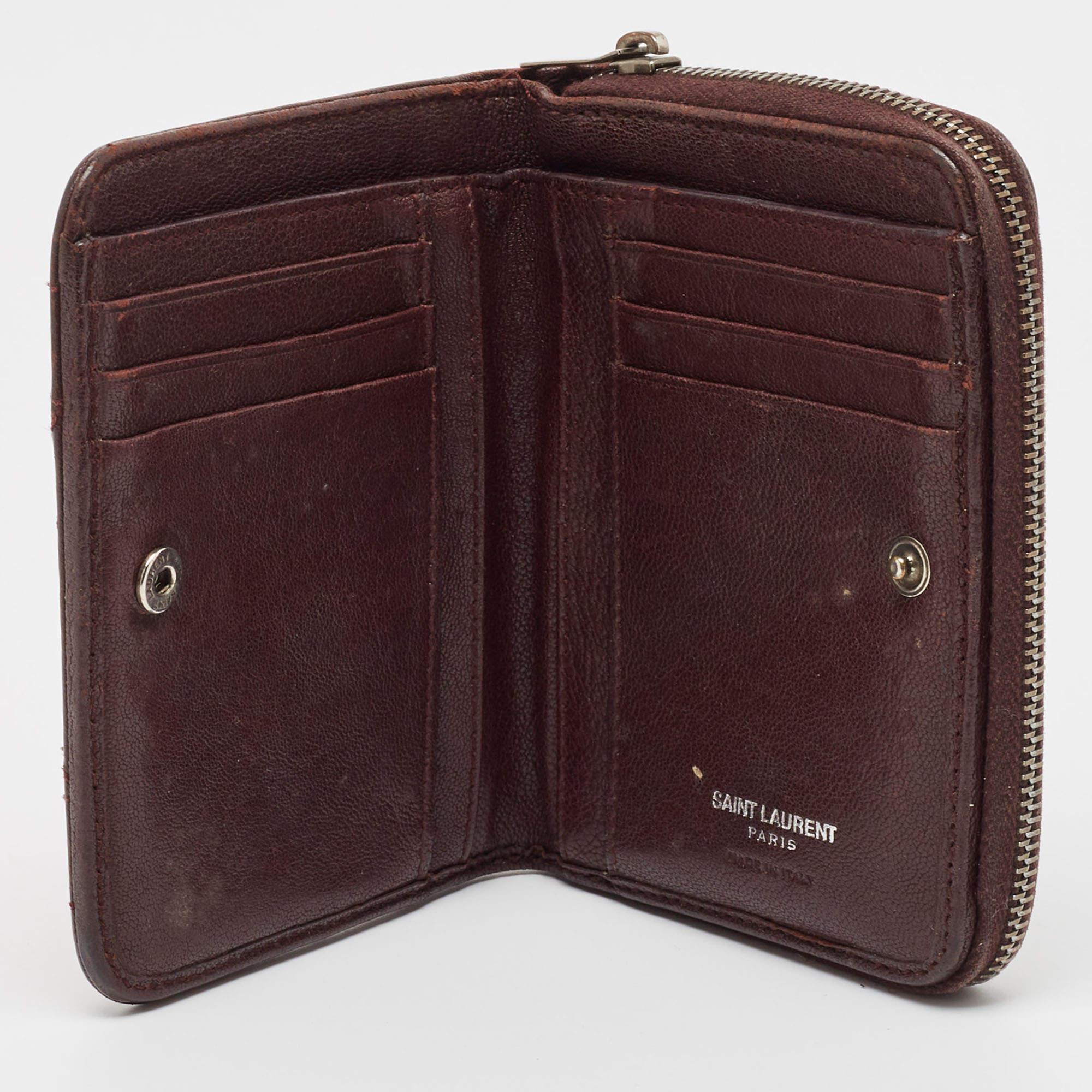This designer wallet is an immaculate balance of sophistication and rational utility. It has been designed using prime quality materials and elevated by a sleek finish. The creation is equipped with ample space for your monetary essentials.