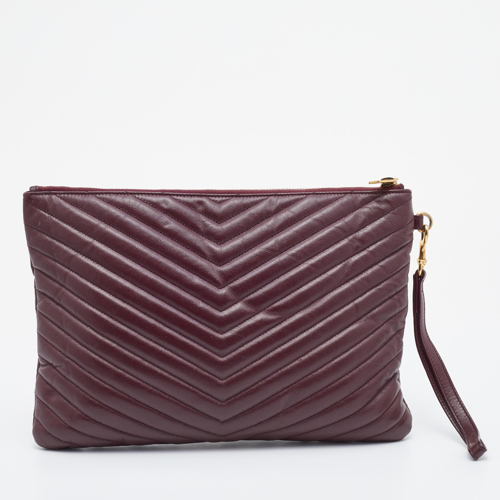 Exquisitely rendered from matelassé leather, this Saint Laurent clutch embodies a contemporary shape and a powerful statement appeal. Named after Adolphe Mouron Cassandre, this Cassandre creation will incorporate a touch of luxury into your outfit.