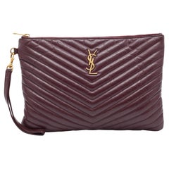 Matelasse Cassandre Clutch aus Leder in Burgunderrot mit Lederbesatz