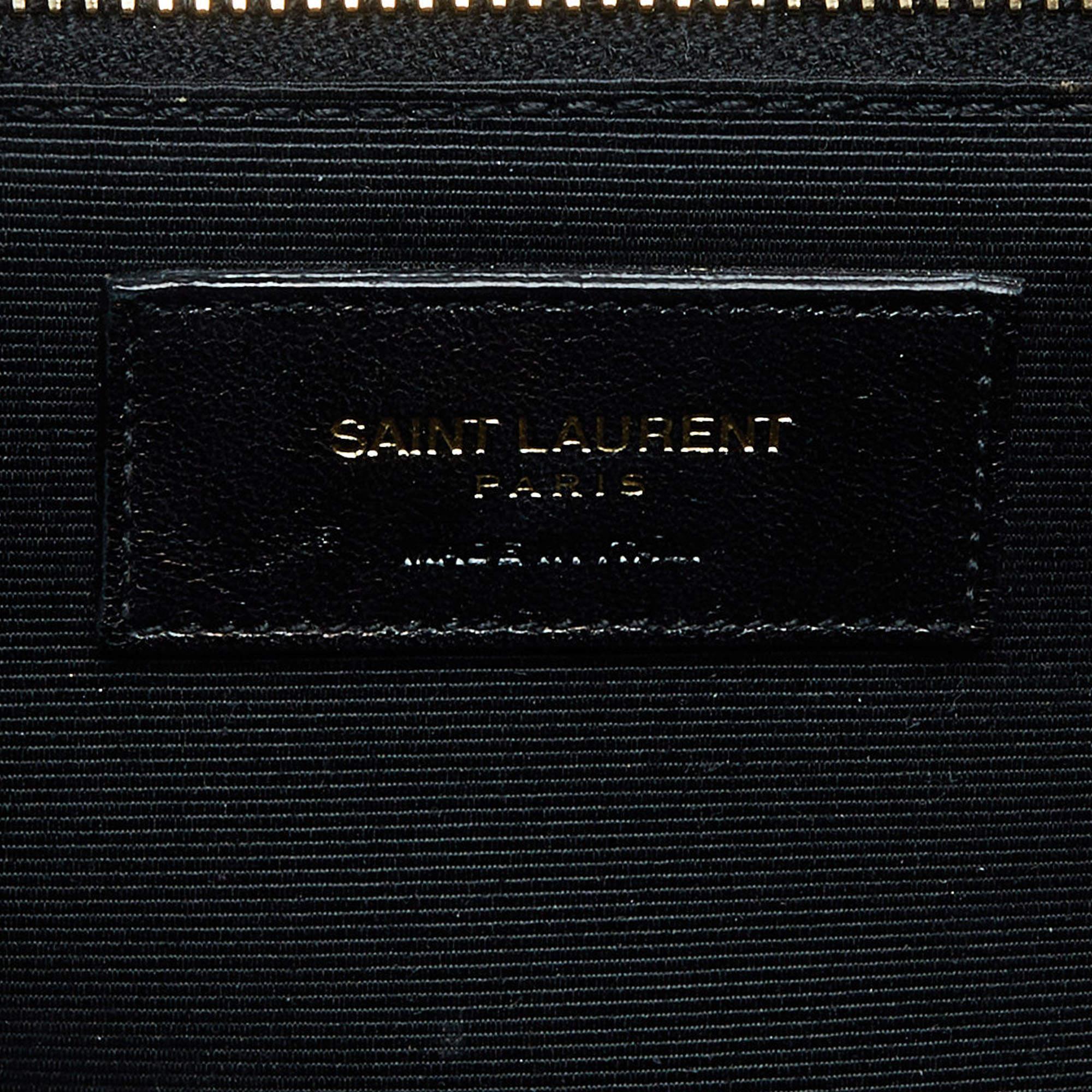 Saint Laurent Burgunderfarbenes Matelassé-Leder Große Umschlag-Umhängetasche mit Monogramm Damen im Angebot