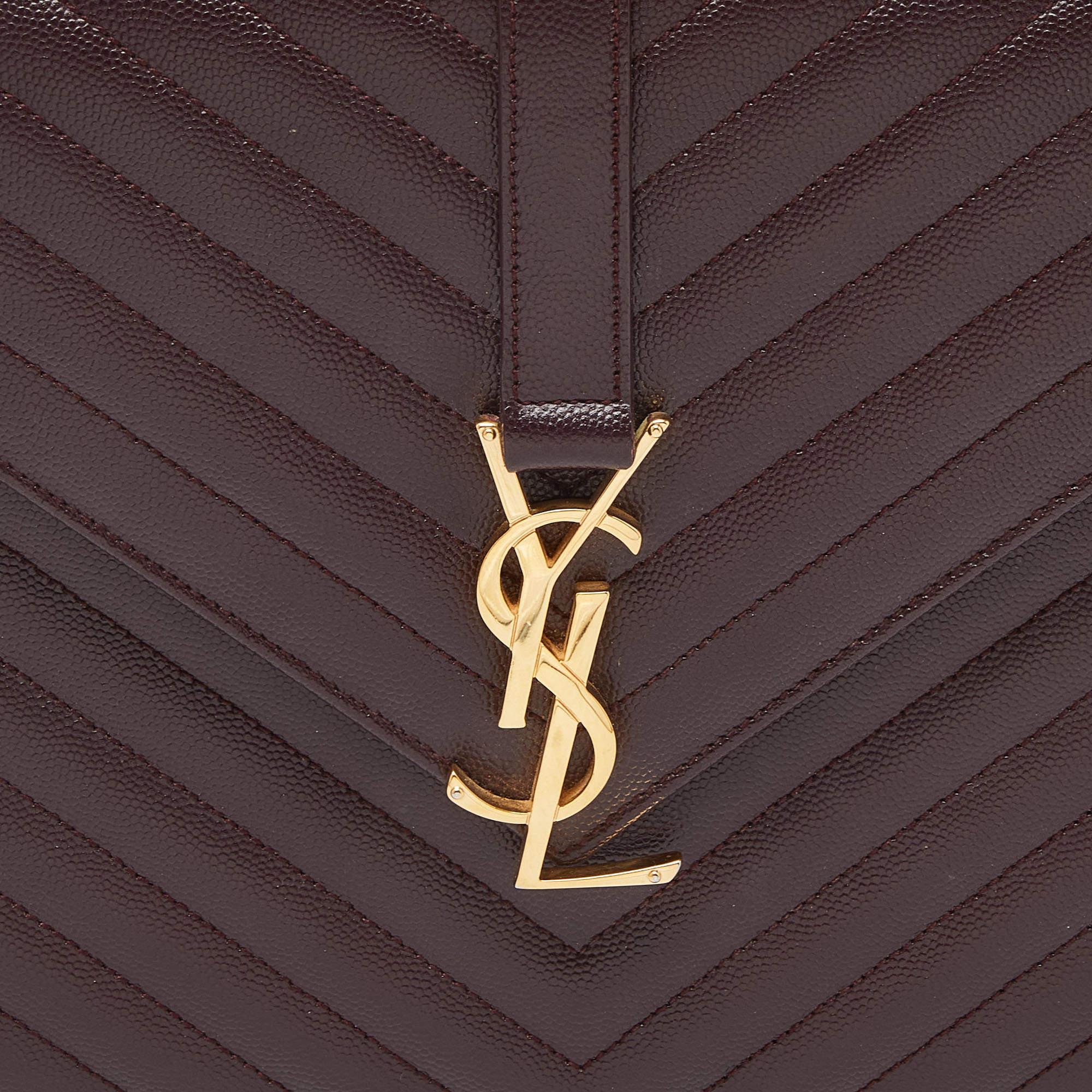 Saint Laurent Burgunderfarbenes Matelassé-Leder Große Umschlag-Umhängetasche mit Monogramm im Angebot 4