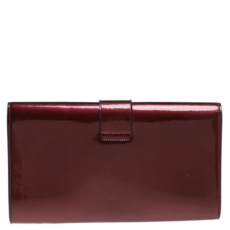Classy and super stylish, this clutch is a Saint Laurent creation. It has been luxuriously crafted from burgundy patent leather and shaped to complement all your elegant outfits. The insides are lined with satin and sized to carry your necessities.