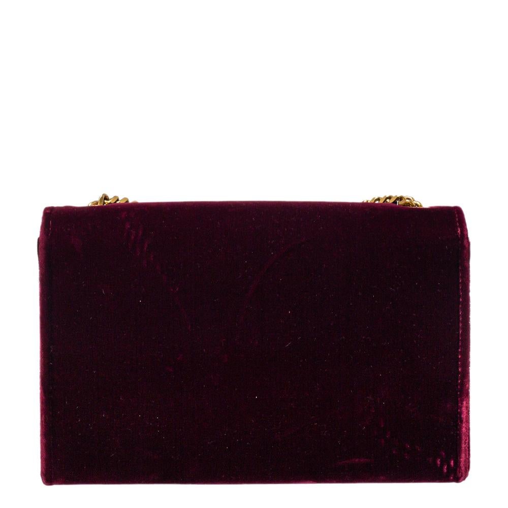 Diese sorgfältig aus hochwertigem Samt gefertigte Saint Laurent Kate Tasche strahlt genau die richtige Portion Raffinesse aus. Die Tasche verfügt über eine robuste goldfarbene Schulterkette:: das YSL-Logo mit einer Quaste auf der vorderen Klappe und