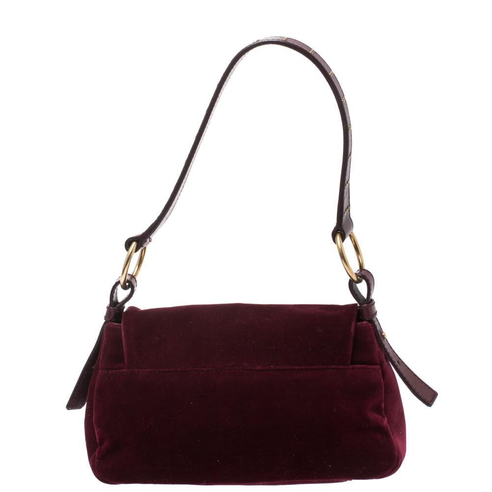 This shoulder bag by Saint Laurent Paris has been designed keeping the latest trends of the season. A good pick for everyday use or special events this bag is crafted in Italy and made from quality velvet. It comes in a lovely shade of burgundy and