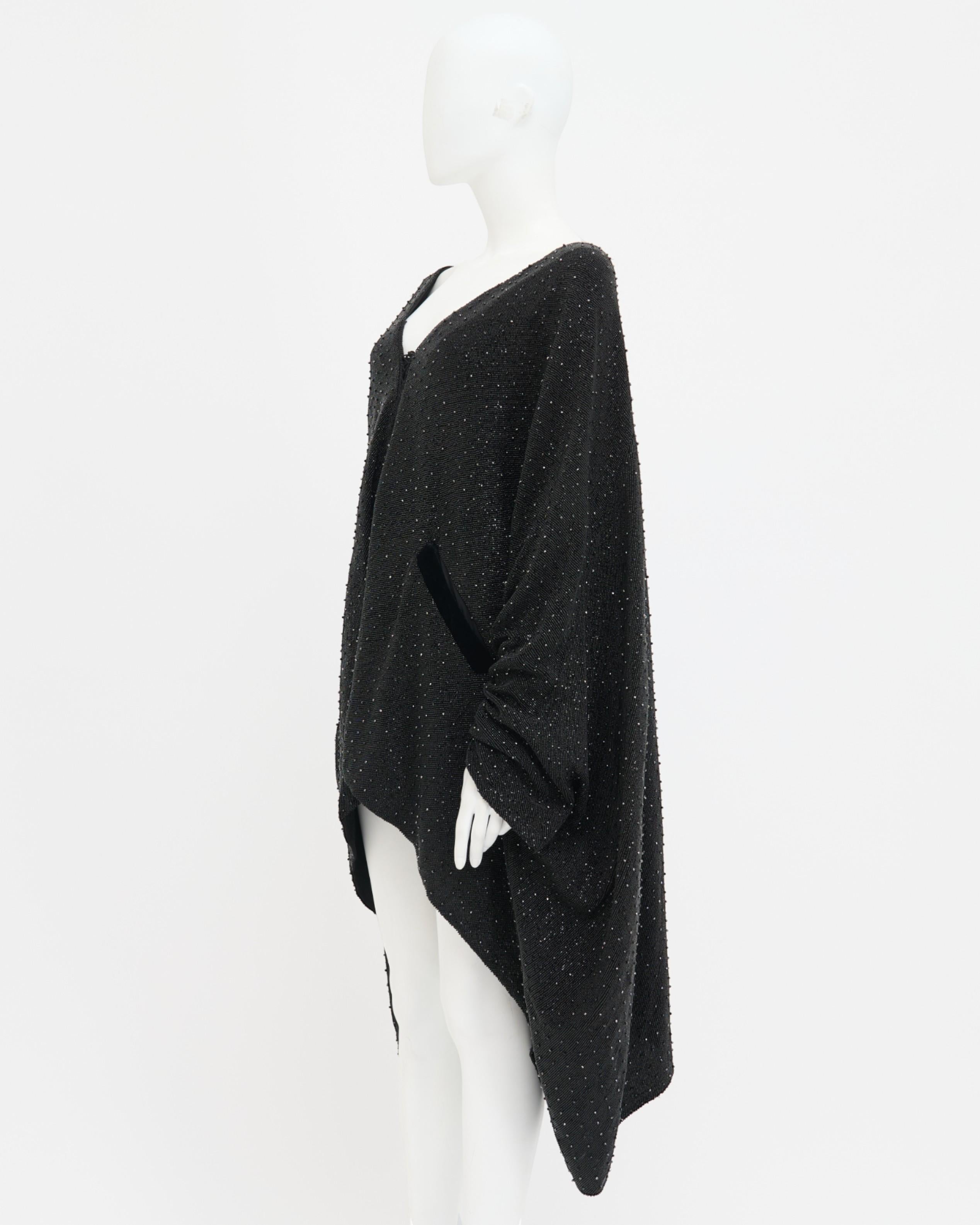 - Conçu par Anthony Vaccarello
- Vendu par Skof.Archive
- Printemps Eté 2018
- Sur mesure 1/1
- Cape noire brodée et pailletée
- Embellissement de paillettes sur tout le corps
- Détails en velours
- Vêtement très lourd
- Deux poches sur le devant
-