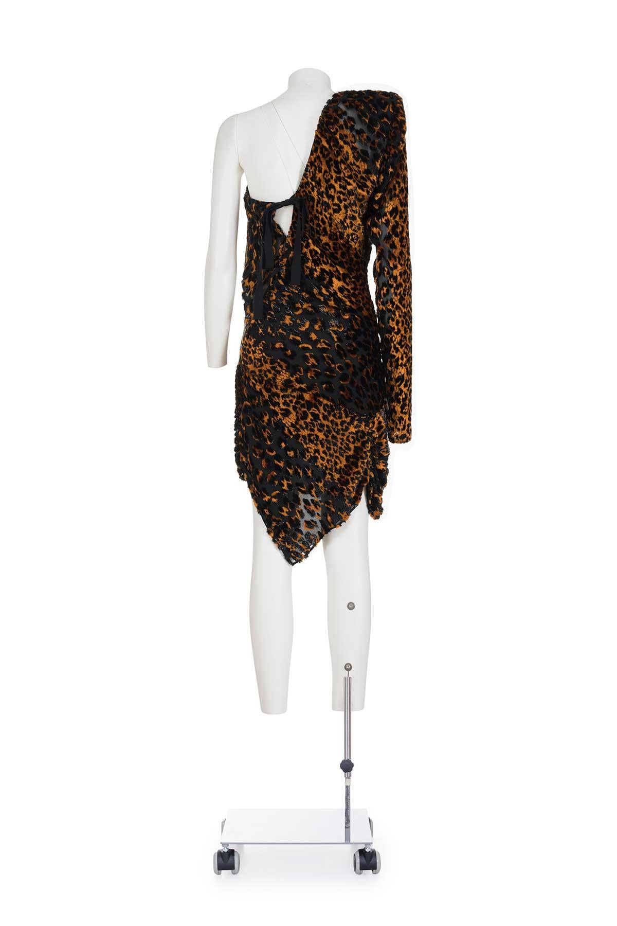 SAINT LAURENT BY ANTHONY VACCARELLO SS 17 Robe iconique à une épaule en animalier Excellent état - En vente à Milano, MILANO