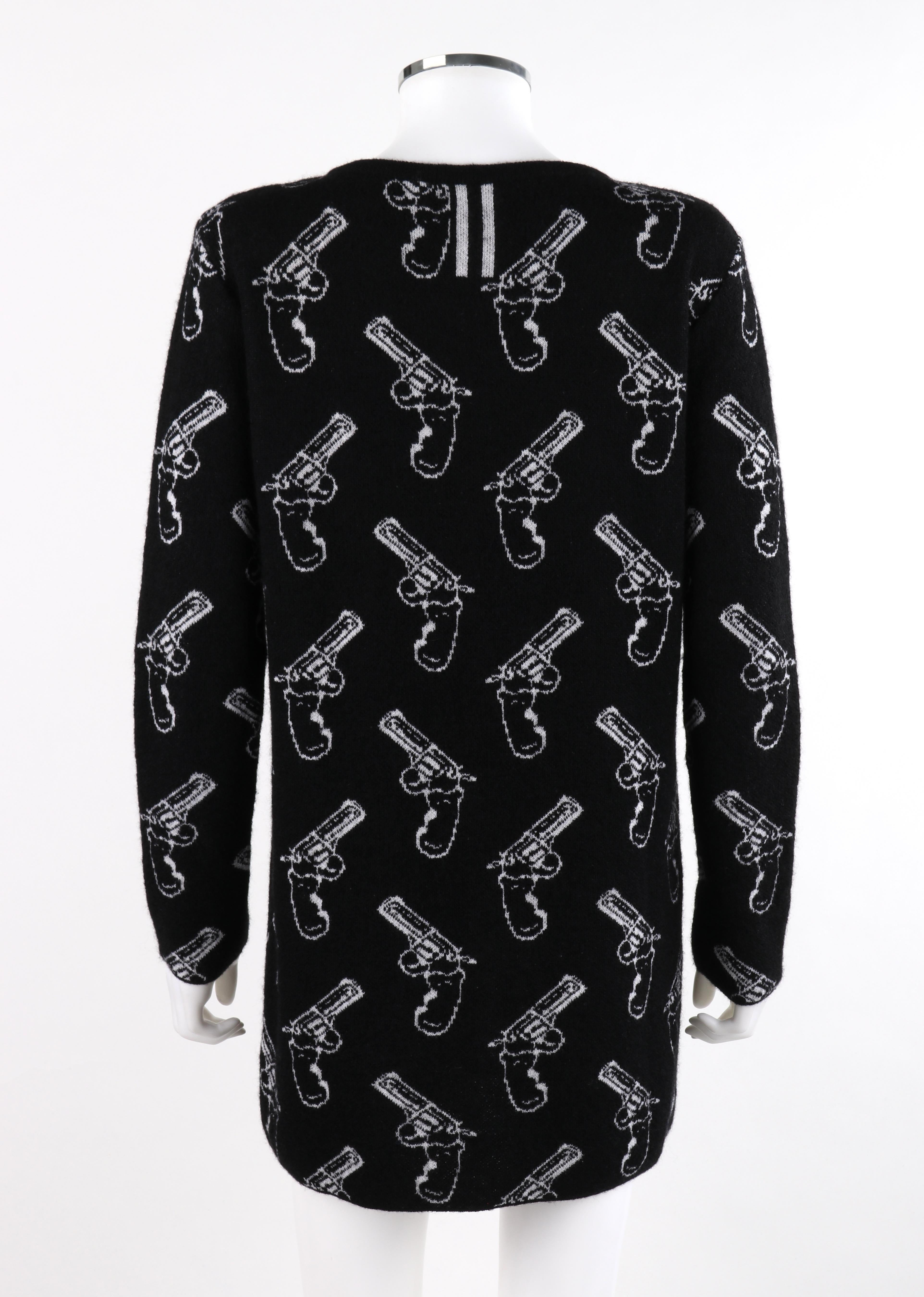 SAINT LAURENT - Mini robe-pull droite à manches longues noire et ivoire à imprimé armes à feu, circa 2014 Pour femmes en vente
