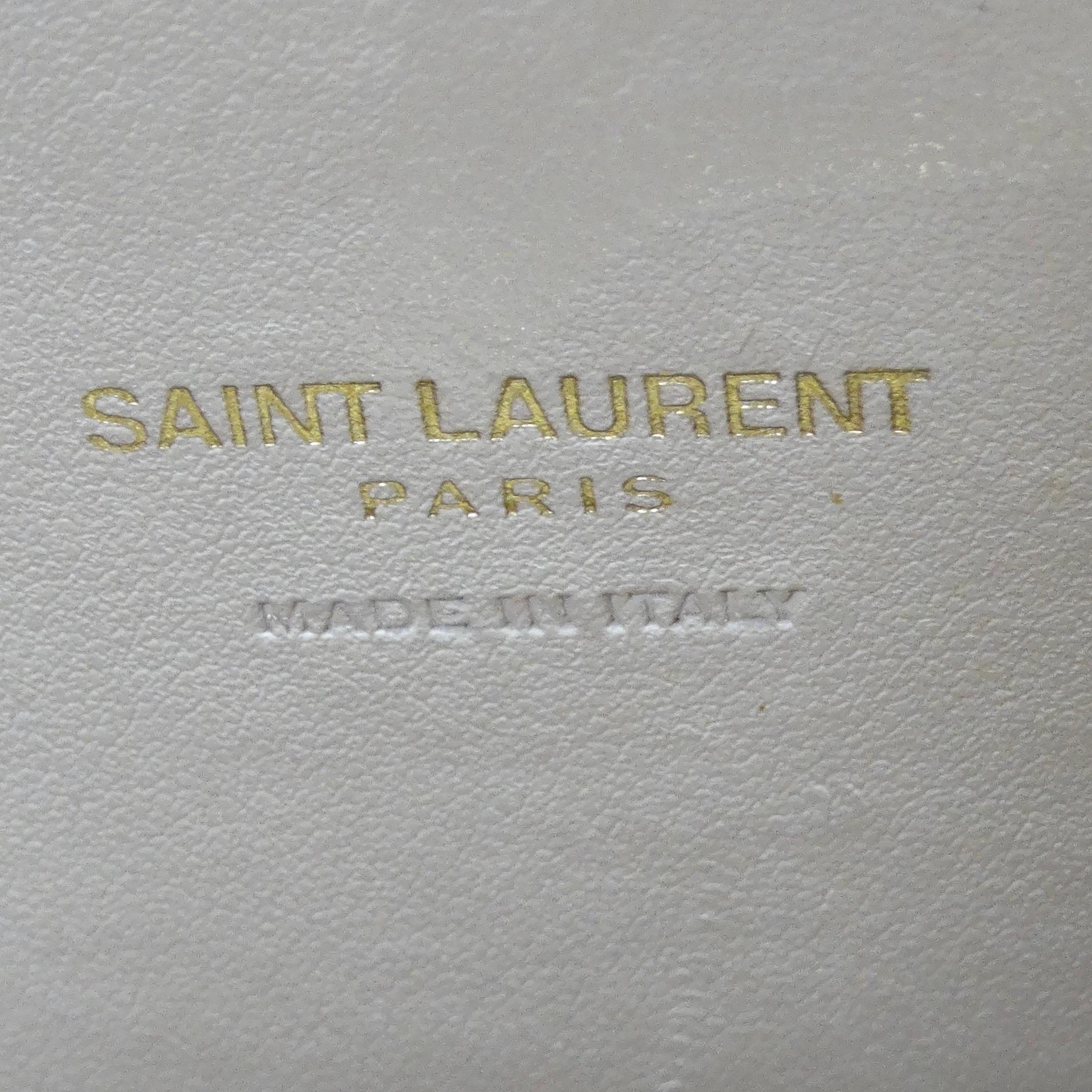 Saint Laurent Baby Sac De Jour Nude aus Kalbsleder mit Krokodilprägung im Angebot 8