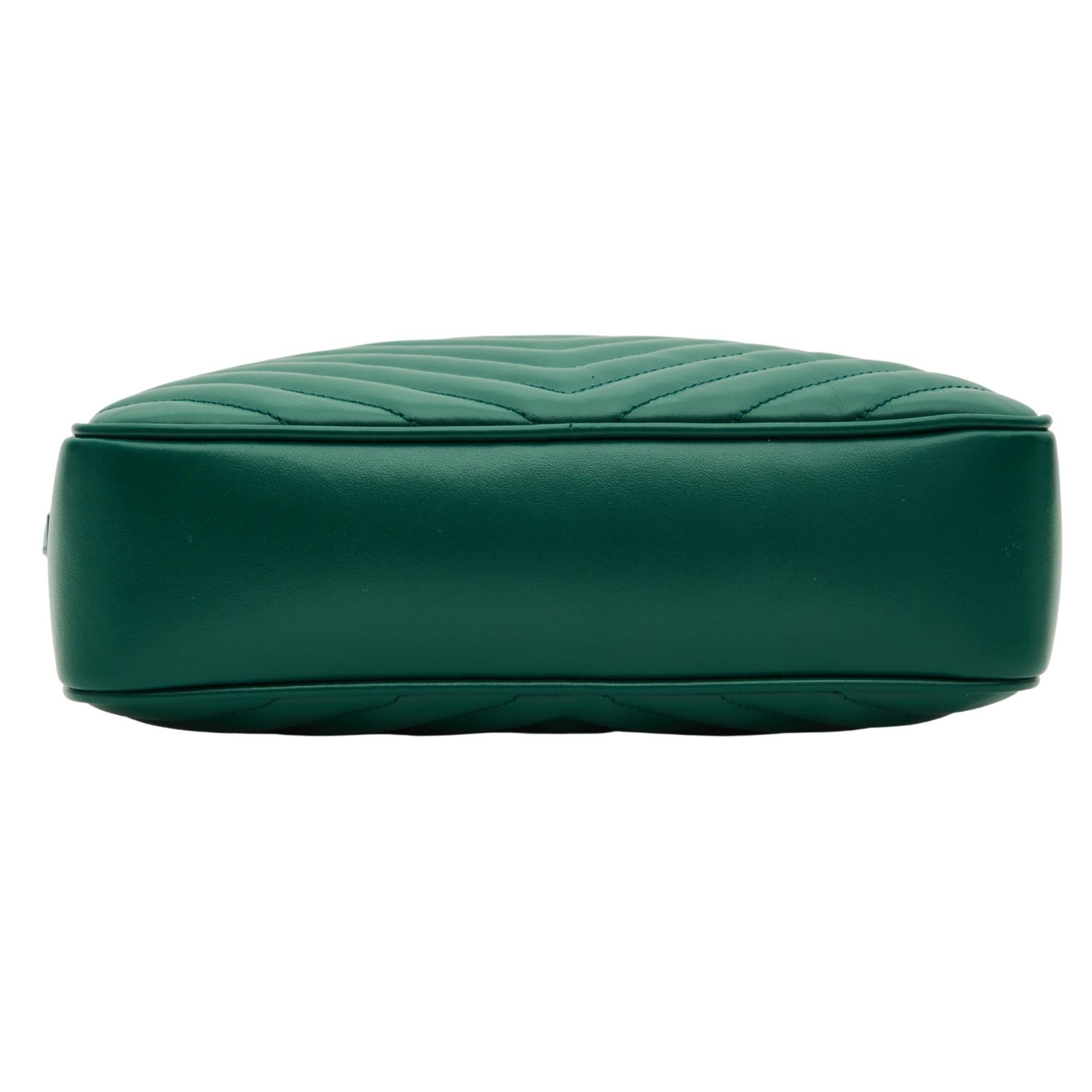 Saint Laurent Matelasse Lou Kameratasche aus Kalbsleder Matelasse mit Monogramm in Grün (612544) im Zustand „Hervorragend“ in Montreal, Quebec