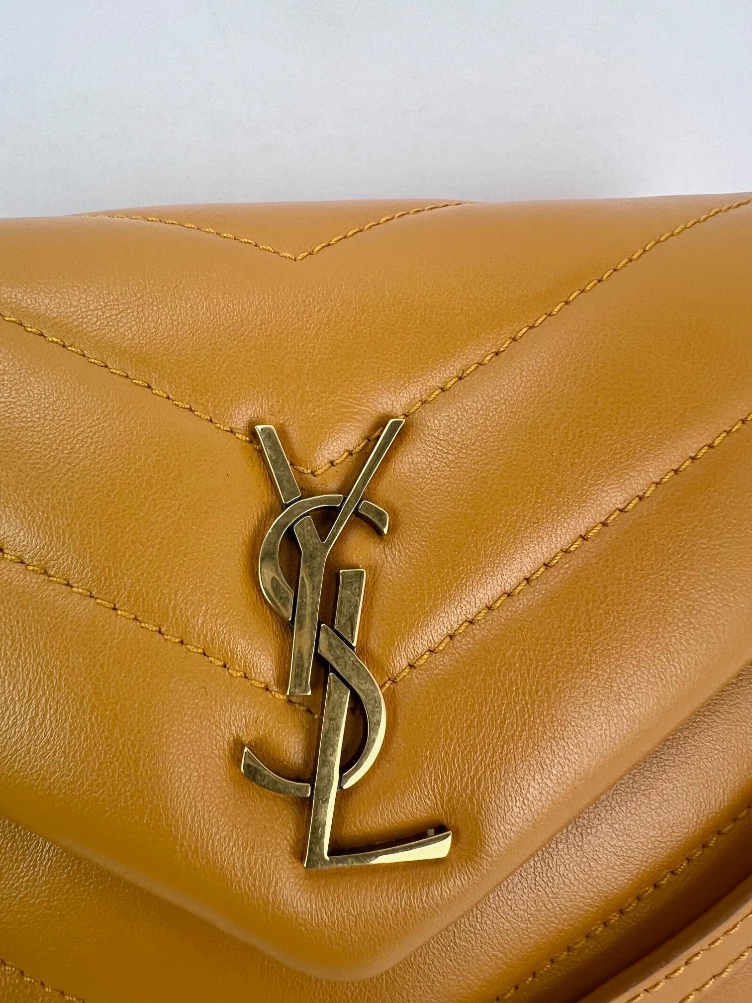 Bolso cruzado Saint Laurent acolchado de piel de becerro Loulou amarillo en venta 5