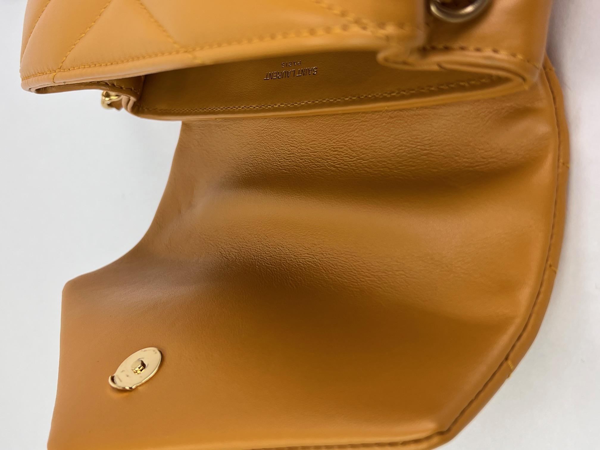 Bolso cruzado Saint Laurent acolchado de piel de becerro Loulou amarillo en venta 3