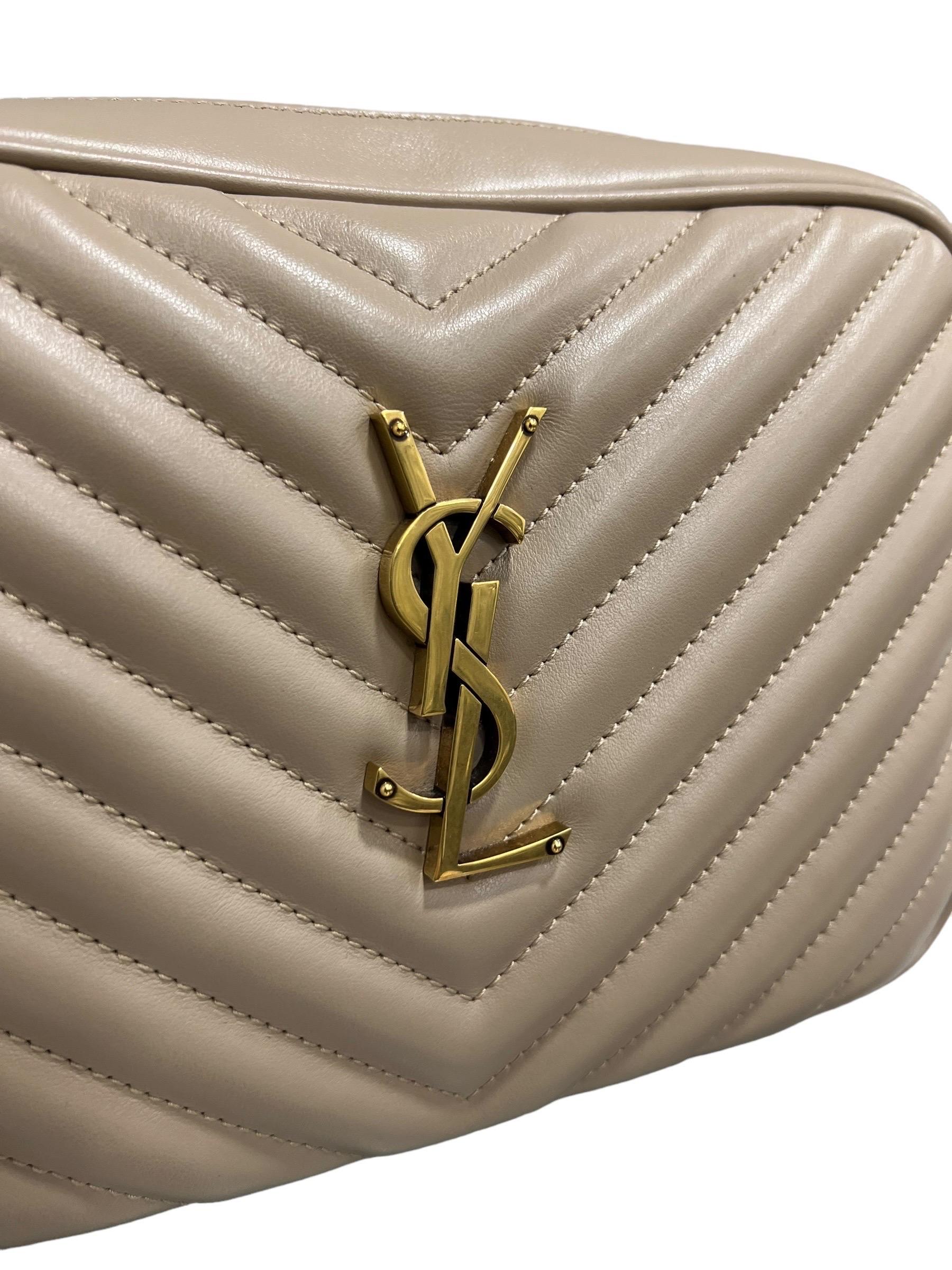 Borsa firmata Saint Laurent, modello Camera Bag lou, realizzata in pelle trapuntata colore dark beige con hardware dorati. Dotata di una chiusura superiore con zip, internamente rivestita in tessuto nero, abbastanza capiente. Munita di una tracolla