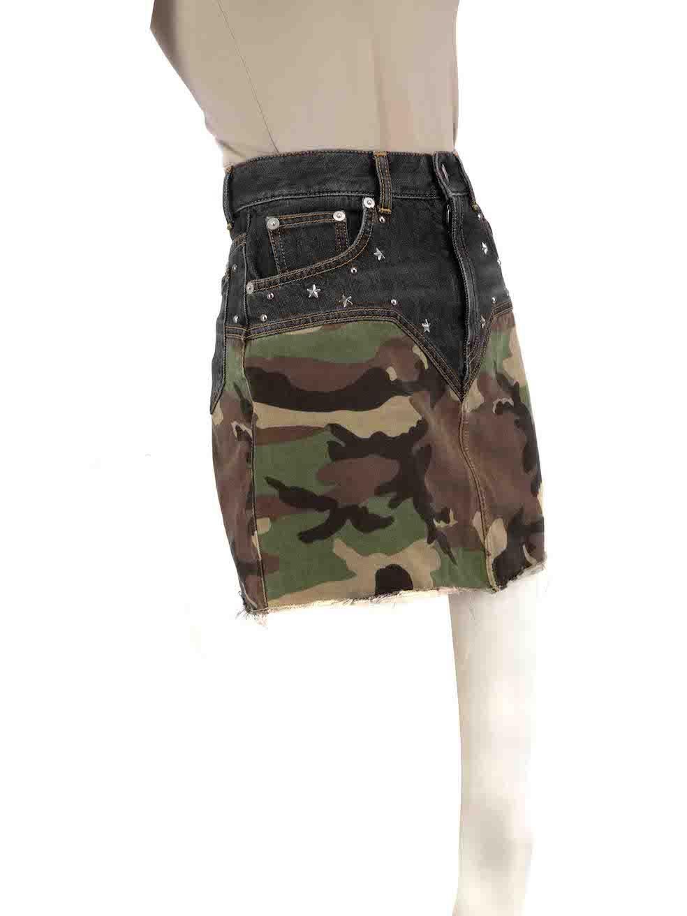 L'ÉTAT est très bon. Pratiquement aucune usure visible de la jupe n'est évidente sur cet article de revente d'occasion de Saint Laurent.
 
 Détails
 Multicolore - noir, kaki
 Denim
 Jupe
 Mini
 Panneau imprimé camouflage
 Détails cloutés argentés
