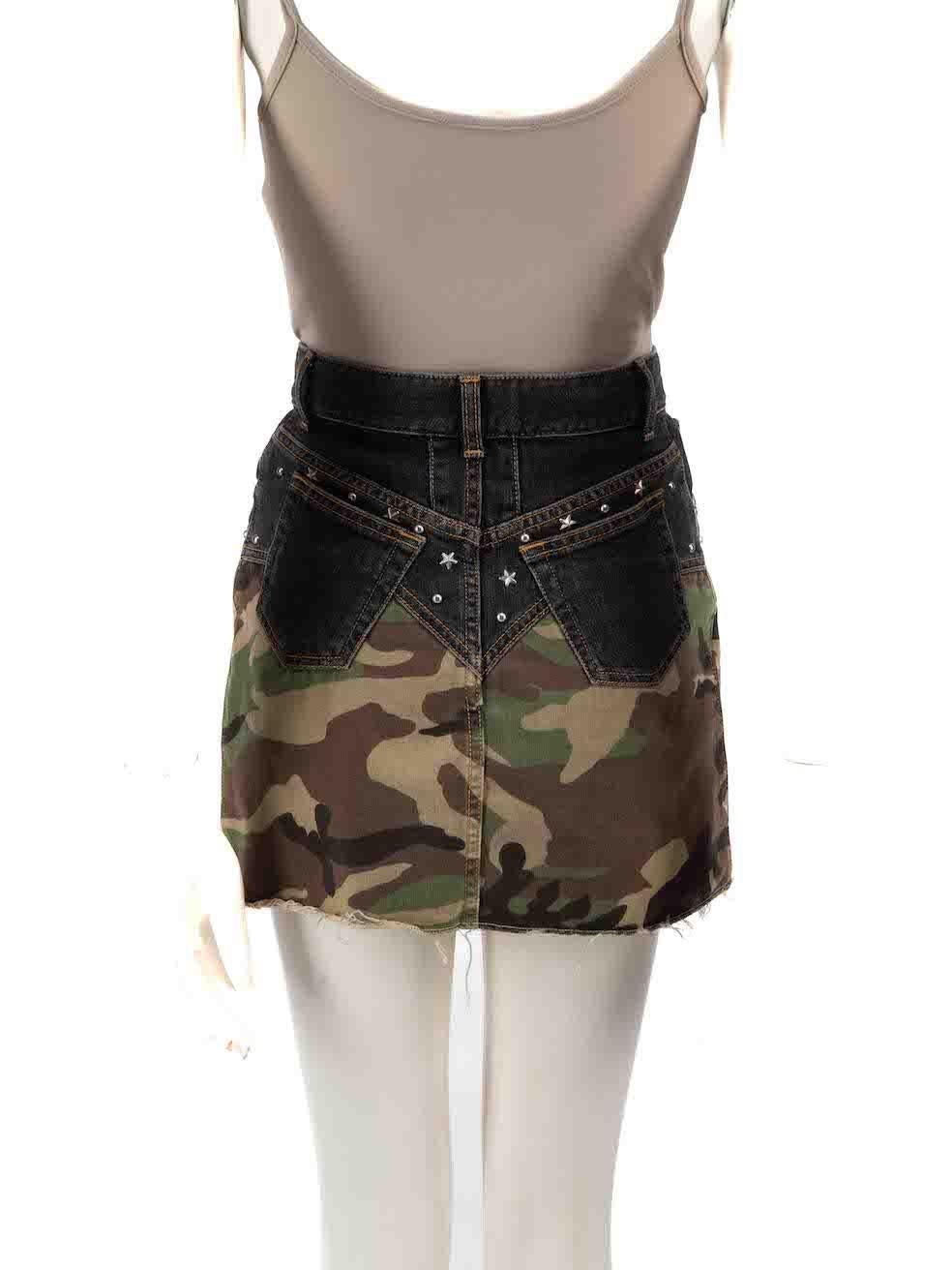 Noir Saint Laurent jupe cloutée en jean imprimé camouflage, taille S en vente