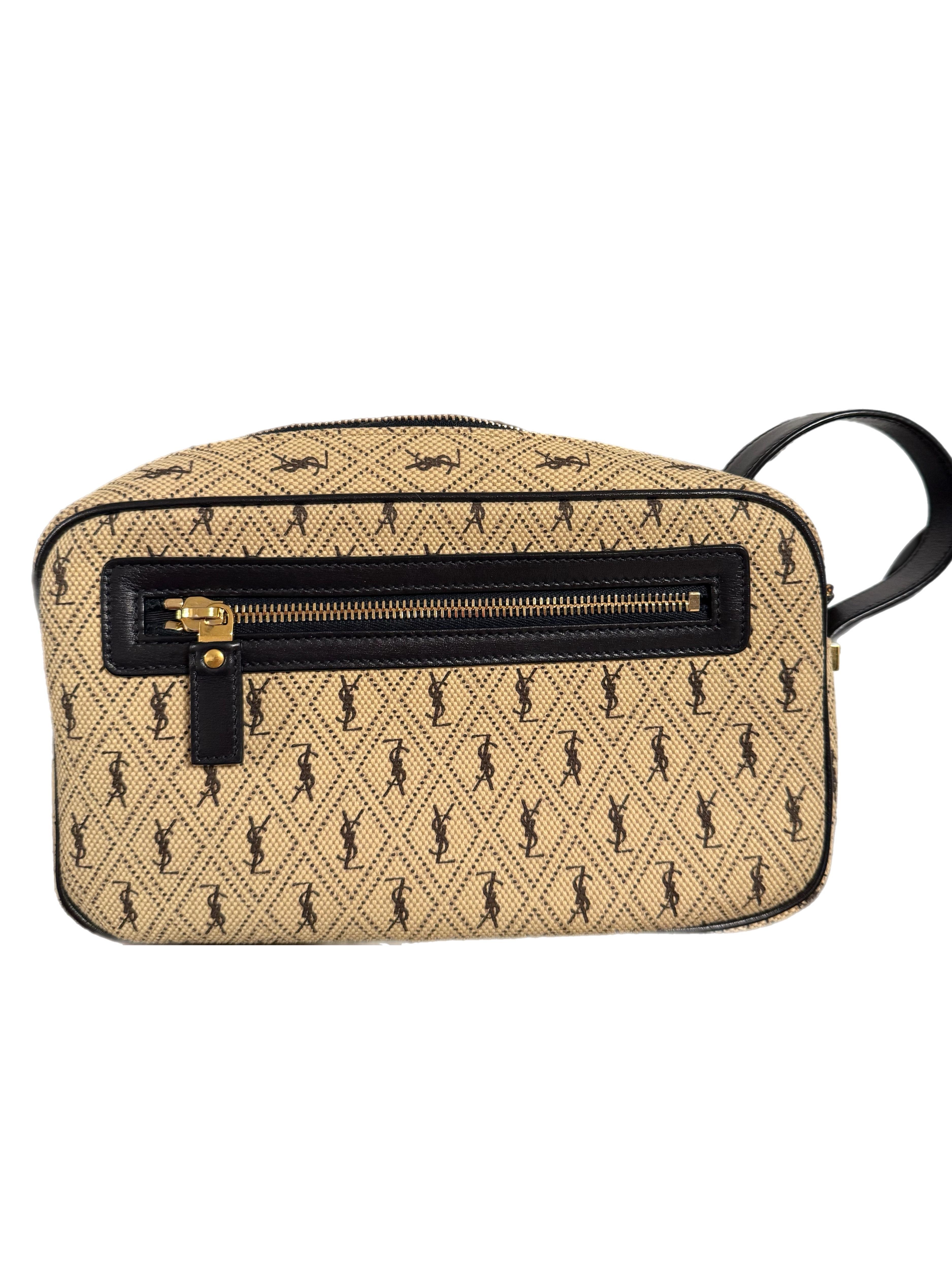 La borsa per fotocamera Saint Laurent Canvas Monogram All Over in Beige è un accessorio elegante e versatile che unisce perfettamente l'eleganza classica alla praticità moderna. Realizzata in resistente tela beige, la borsa è impreziosita