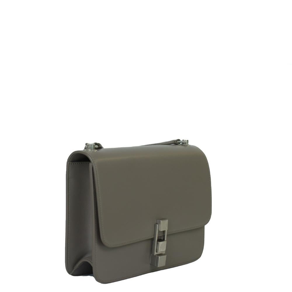 - Designer: SAINT LAURENT
- Modell: Carrs
- Zustand: Sehr guter Zustand. Kratzer an der Schließe
- Zubehör: Staubbeutel, Echtheitskarte
- Abmessungen: Breite: 23cm, Höhe: 17cm, Tiefe: 5cm, Riemen: 116cm
- Äußeres MATERIAL: Leder
- Außenfarbe: Grau
-