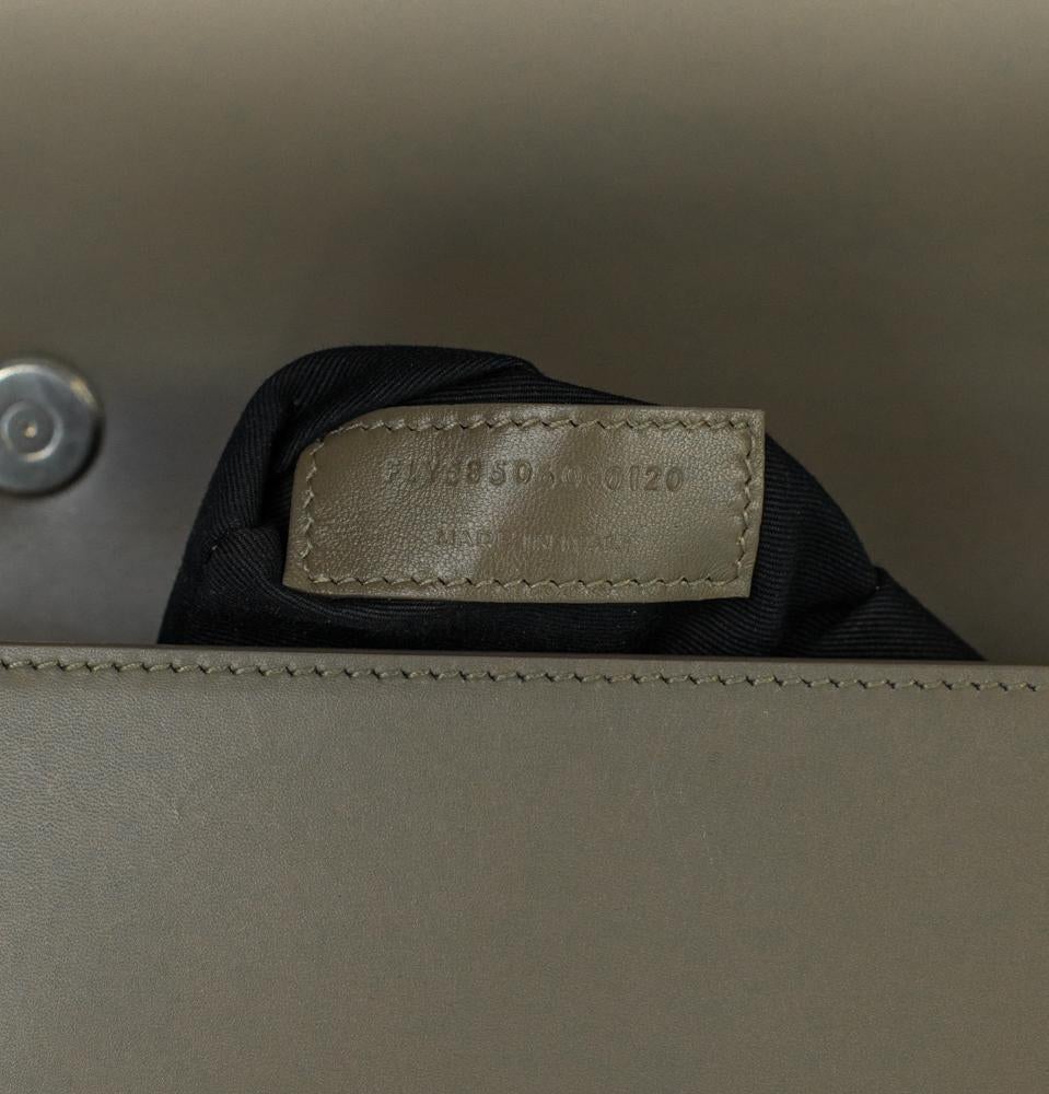 SAINT LAURENT Carre Umhängetasche aus grauem Leder 2