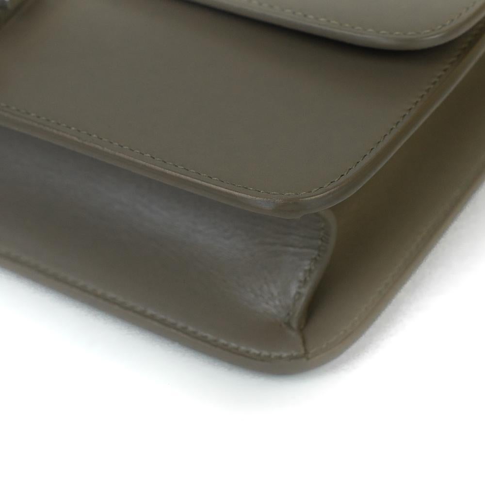 SAINT LAURENT Carre Umhängetasche aus grauem Leder 4