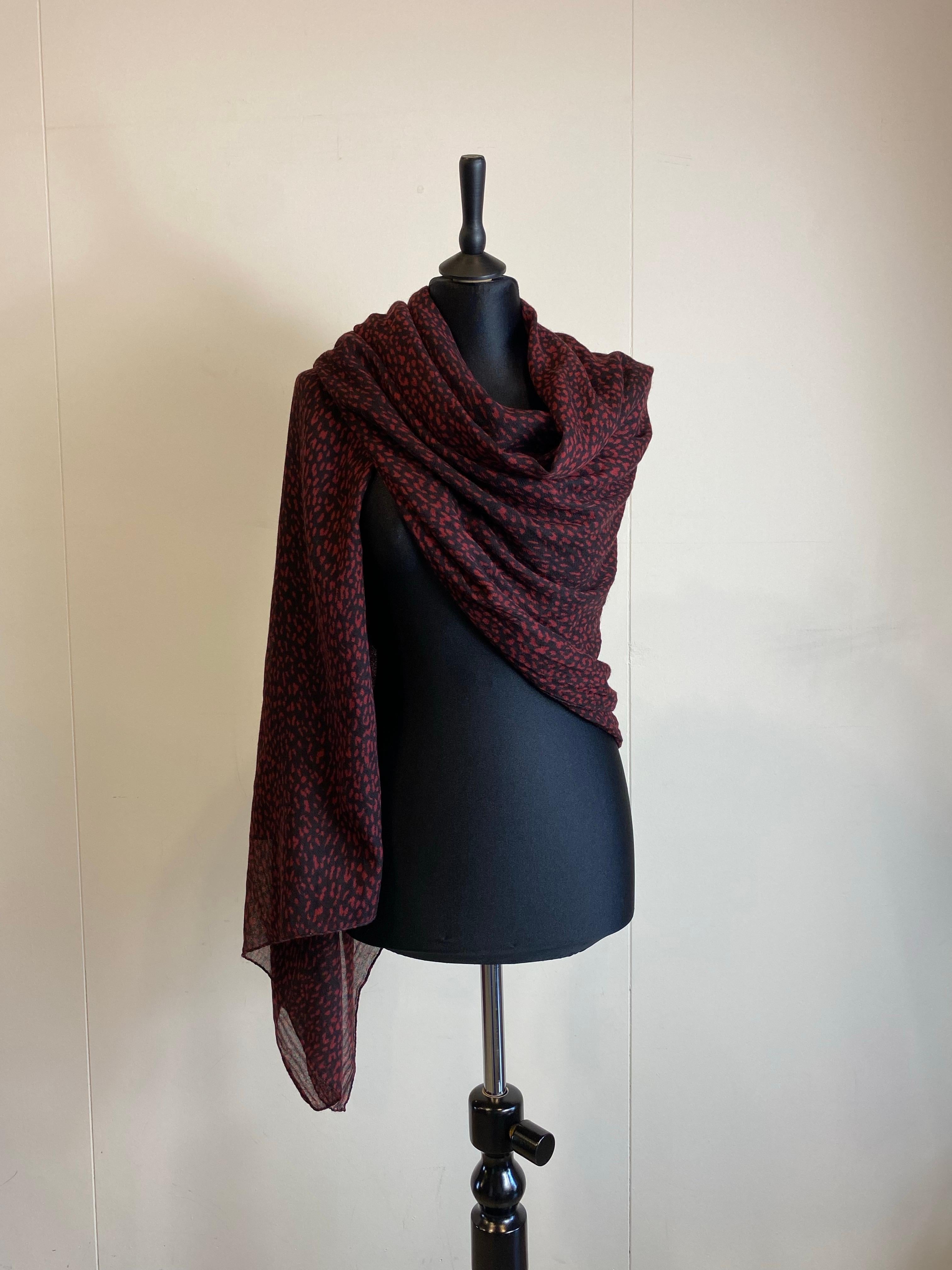 Saint Laurent stole. Very large.
In cashmere and silk.
Size 178 cm X 142 cm.
Very good overall condition, has some pulled threads.