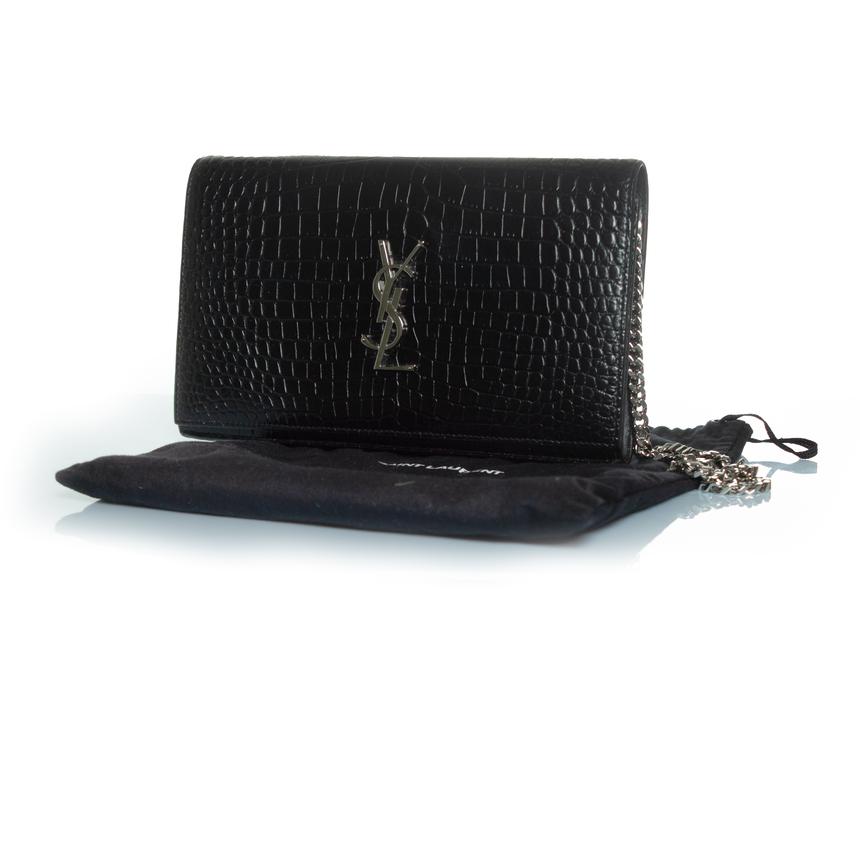 Saint Laurent, Cassandra Geldbörse aus Leder mit Krokoprägung an einer Kette in Schwarz. Der Artikel ist neu - ungetragen und kommt mit Karten und Staubbeutel.

ZUSTAND: neu - ungetragen

MASSNAHMEN: Höhe 14 cm, Breite 22,5 cm, Tiefe 2 cm,

       