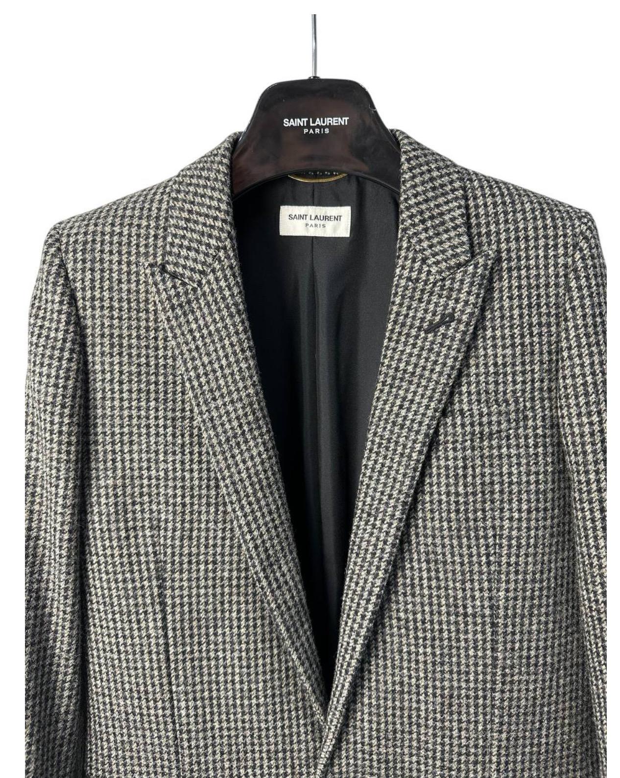 
Este blazer de lana a cuadros blancos y negros es un básico atemporal elaborado para una sofisticación sin esfuerzo. El corte estructurado y la confección precisa garantizan un ajuste favorecedor, mientras que los atrevidos botones negros ofrecen