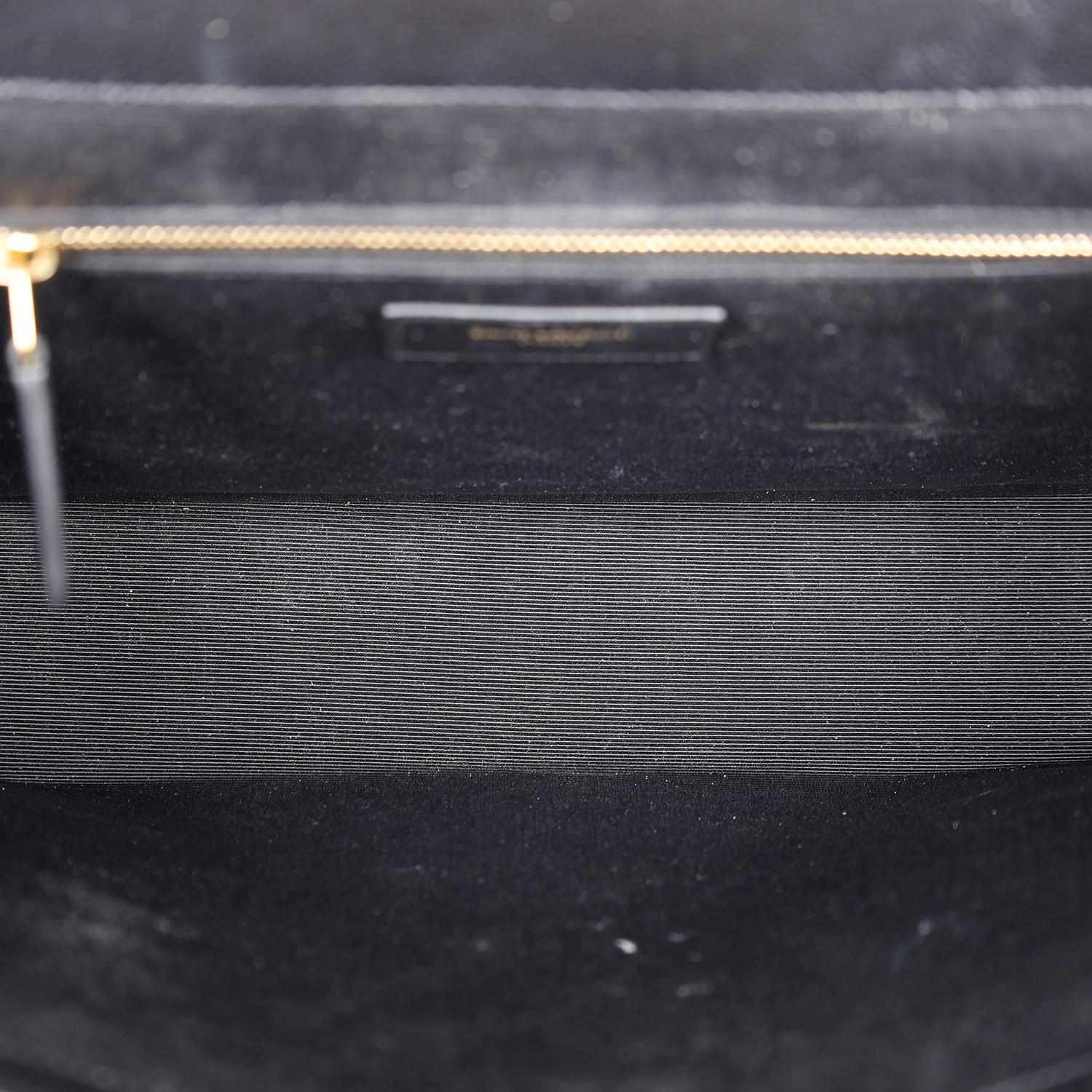 SAINT LAURENT Busta Chevron Grande Nero in vendita 9