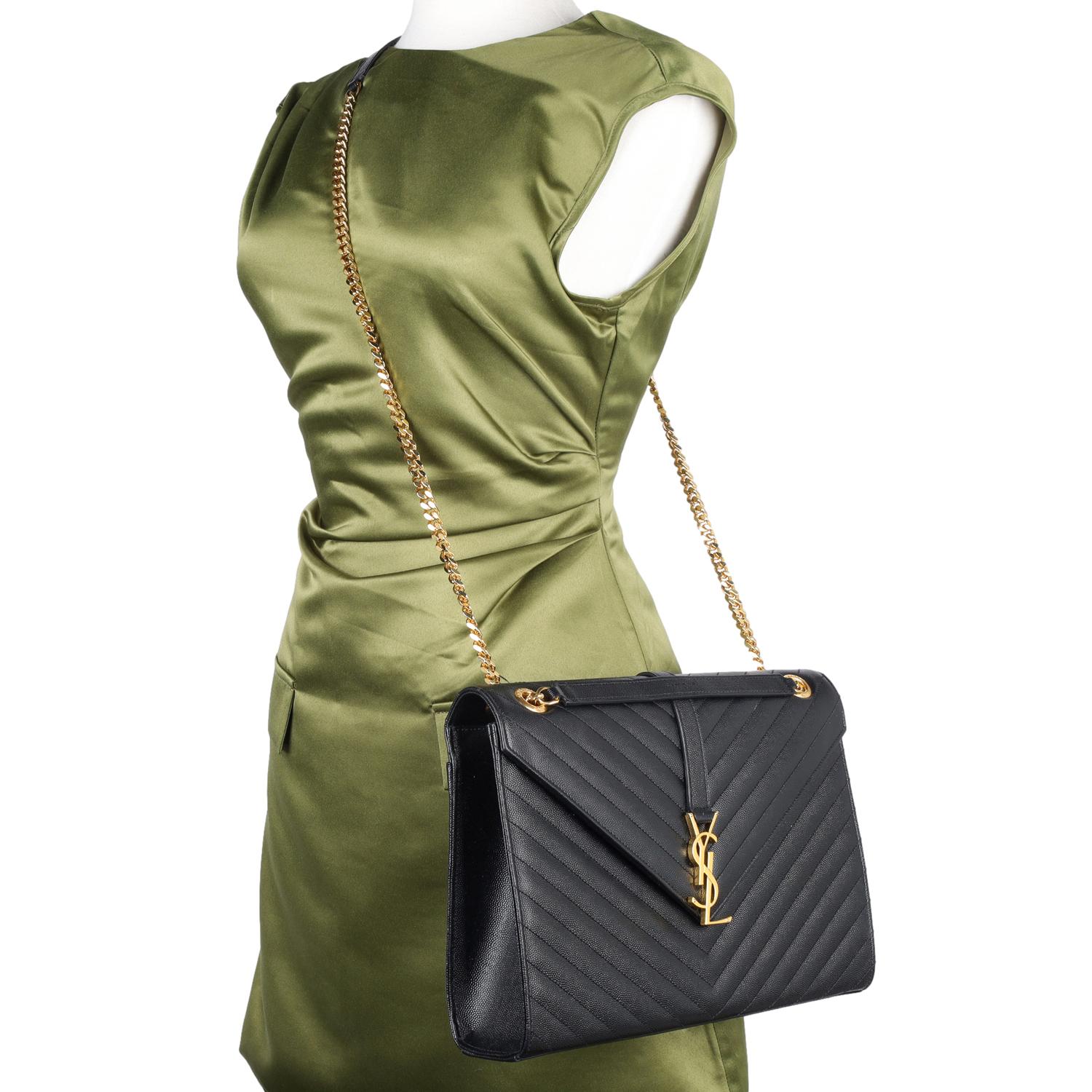 Autentica Saint Laurent YSL Chevron Grain De Poundre Borsa a tracolla in pelle trapuntata in nero Questa borsa classica ti accompagnerà per tutte le stagioni. Adornata con l'iconico hardware dorato 