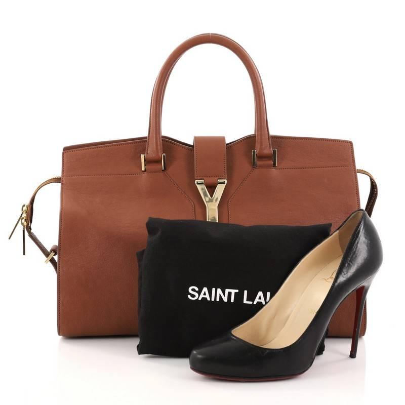 This authentic Saint Laurent Chyc Cabas Tote Leather Medium is a modern must-have representative of Saint Laurent's easy-chic style. Crafted from supple brown leather, this tote features Yves Saint Laurent's signature 'Y' top flap hardware piece,